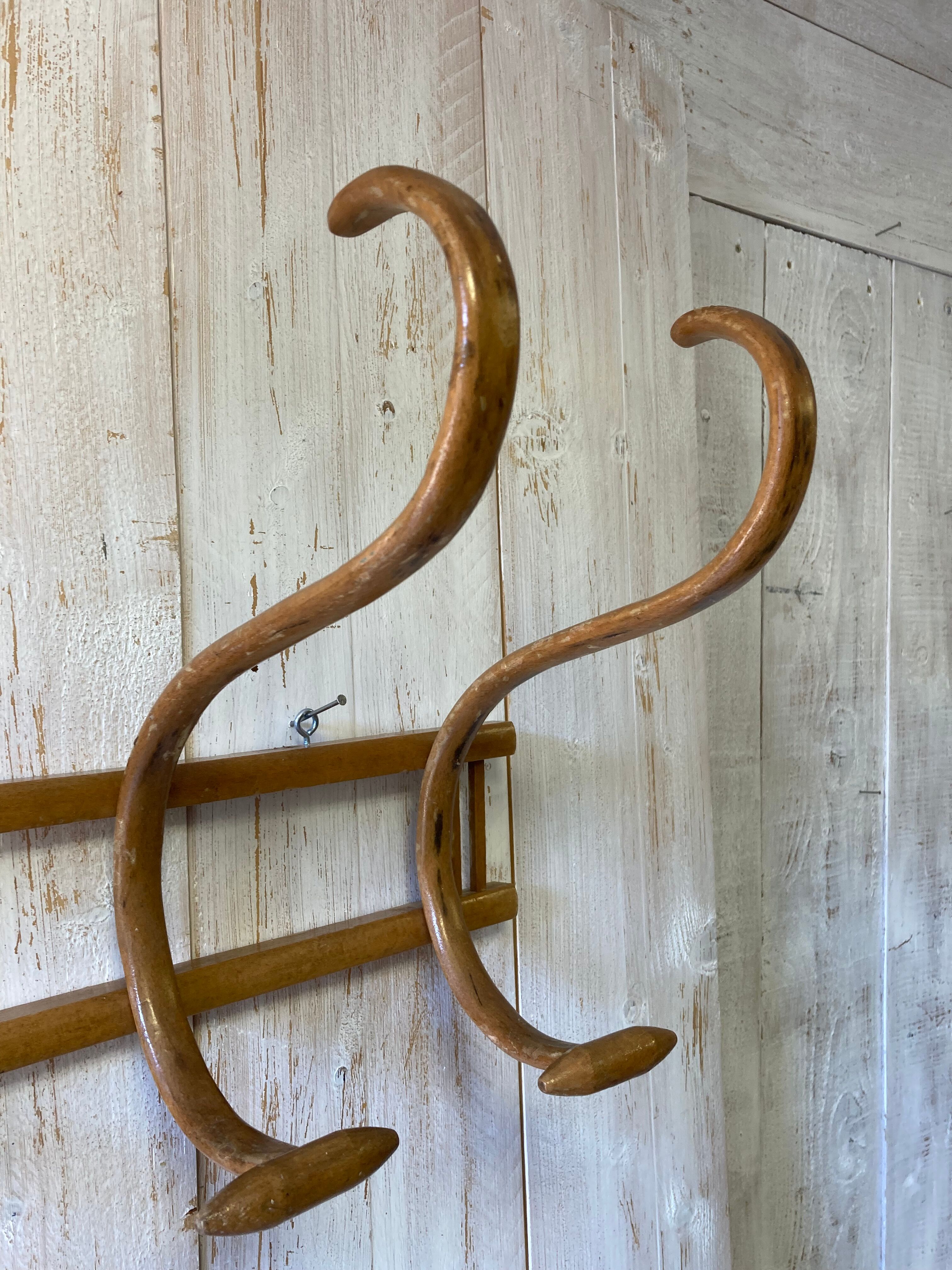 Patère en bois courbé