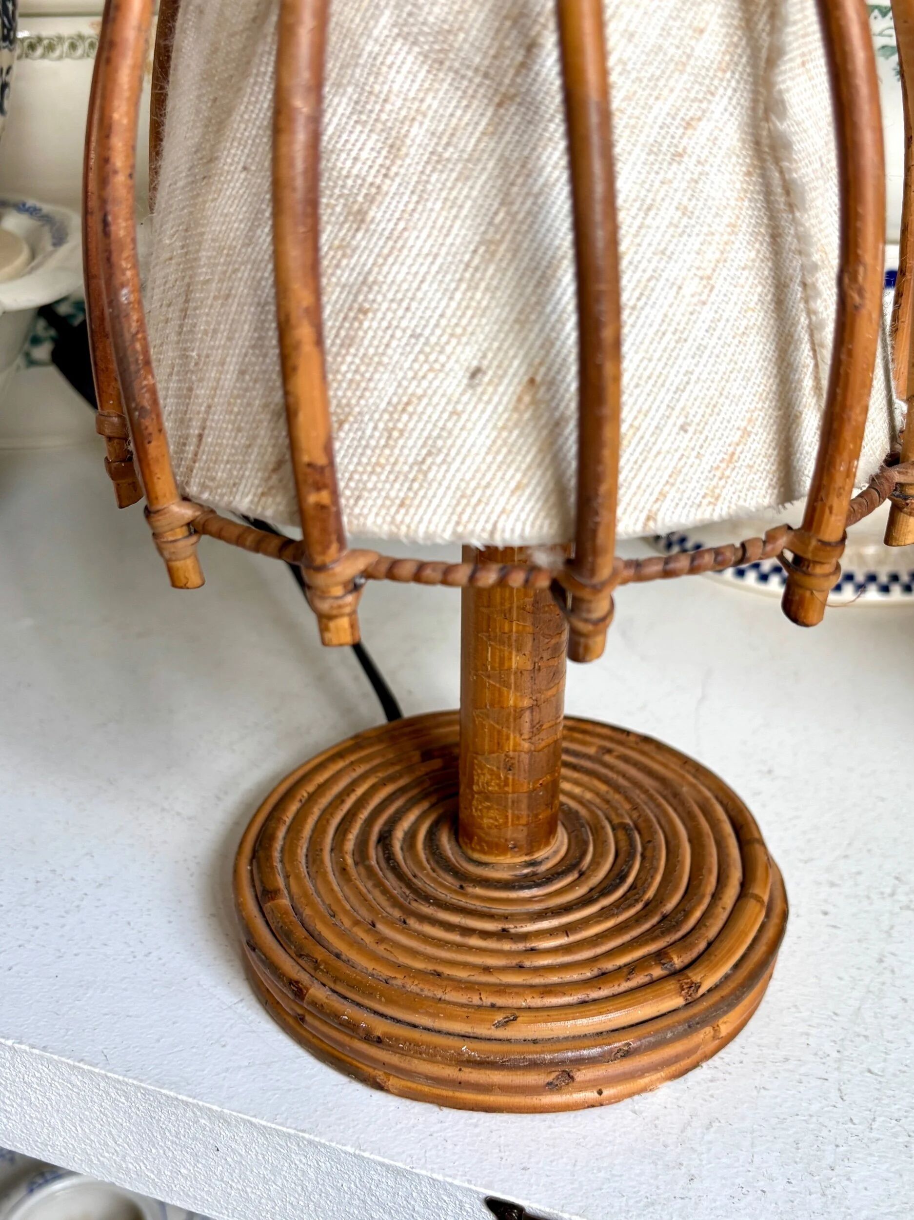 Beige rattan and cotton table lamp