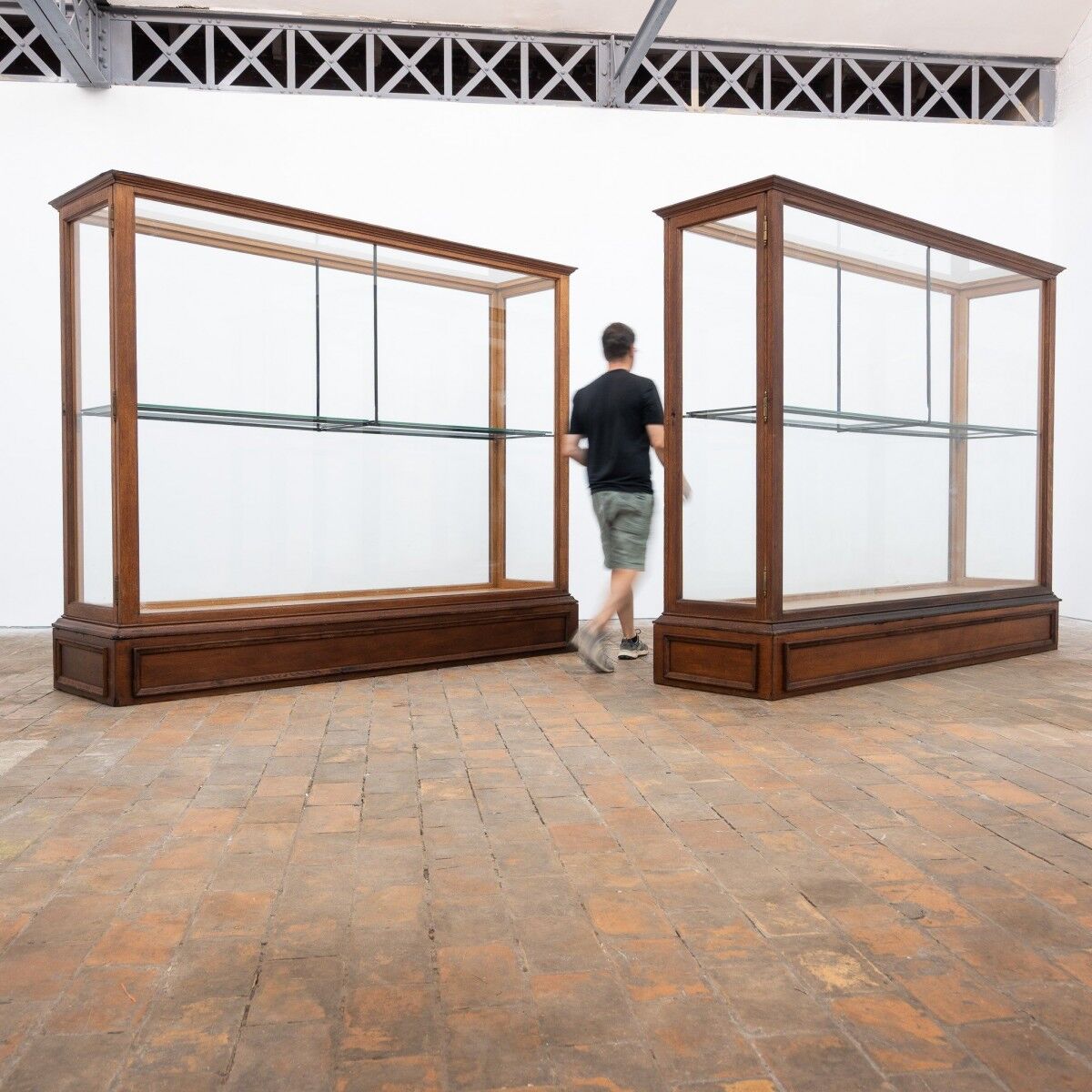 Central museum display cases in oak – Early 20th century