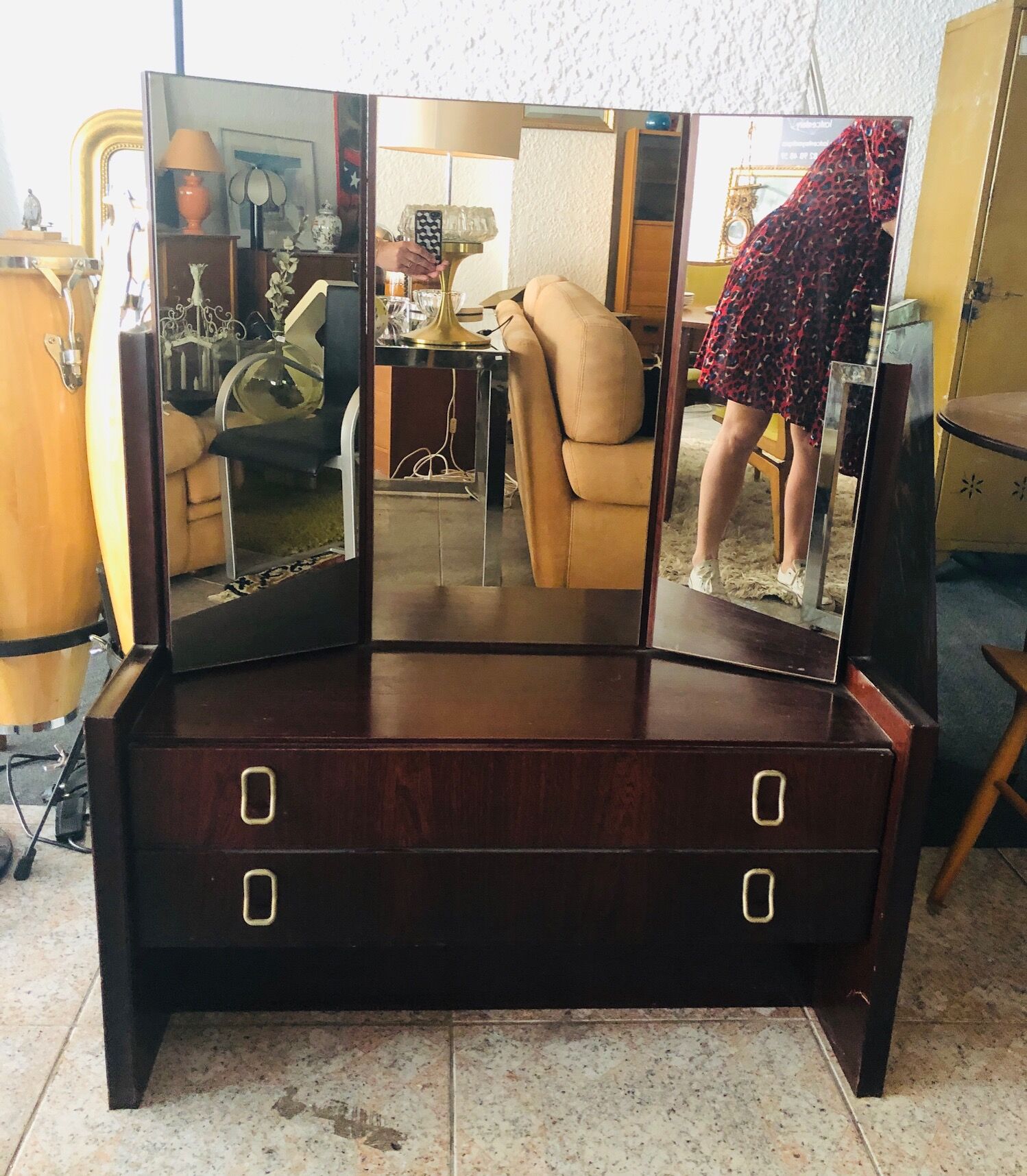 Hairdresser with triptych mirror and stool
