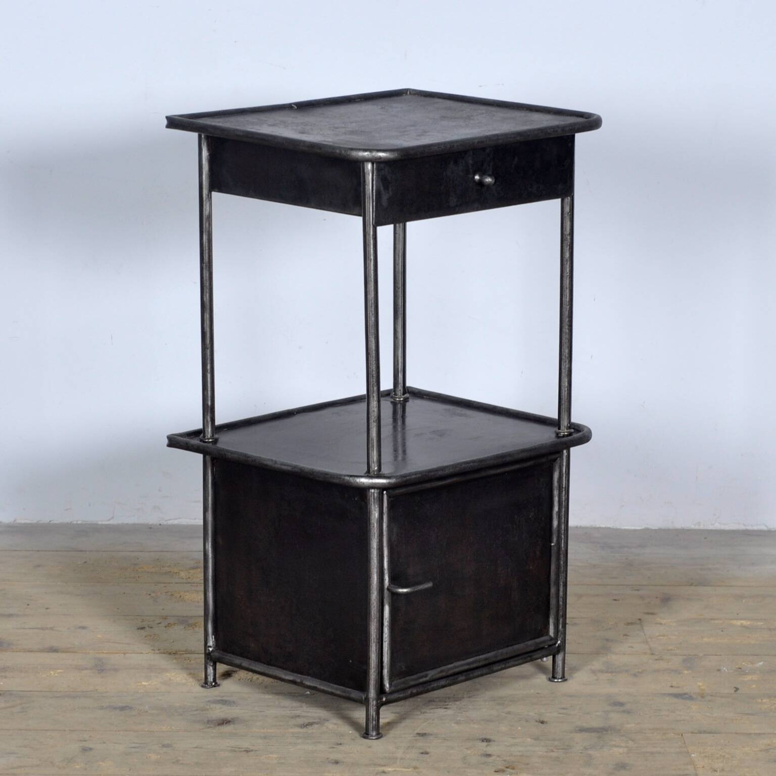 Table de nuit en fer, années 1910