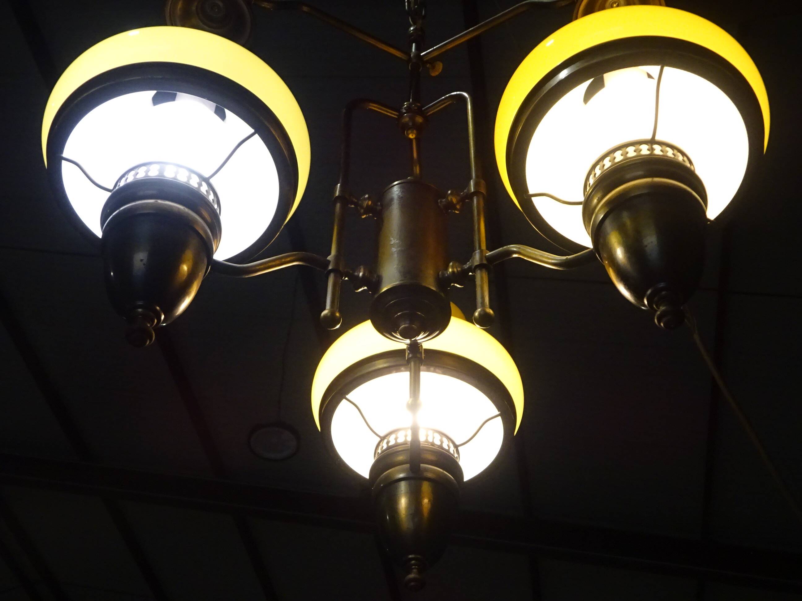 Large 3-light chandelier in glass, opaline and brass