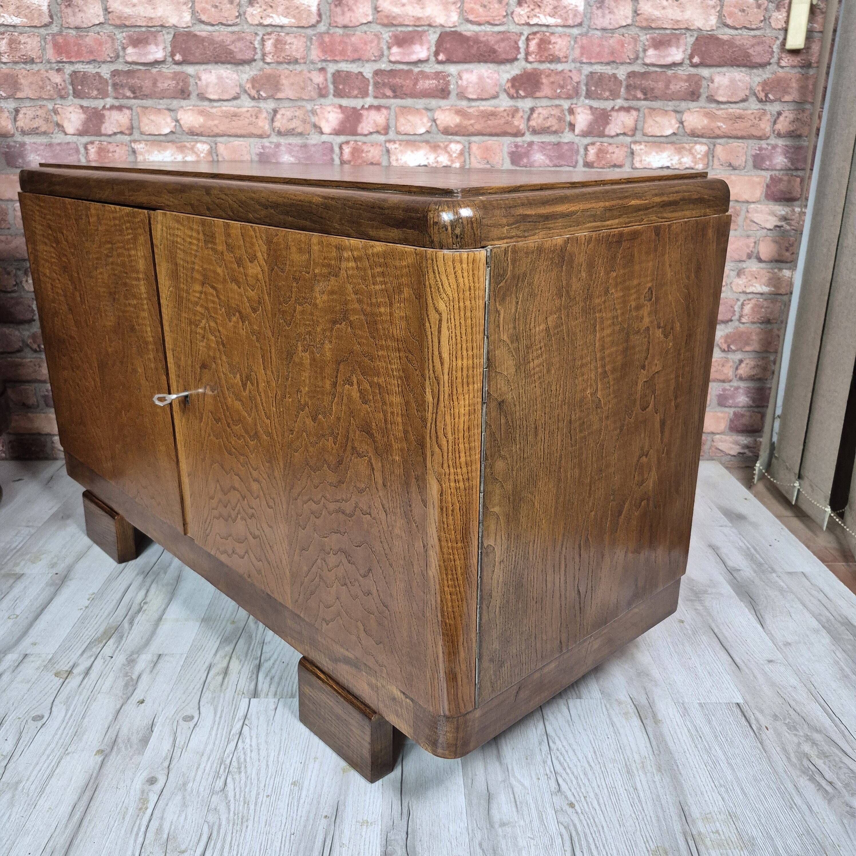 Commode basse en chêne Art Déco restaurée, console TV des années 1940.