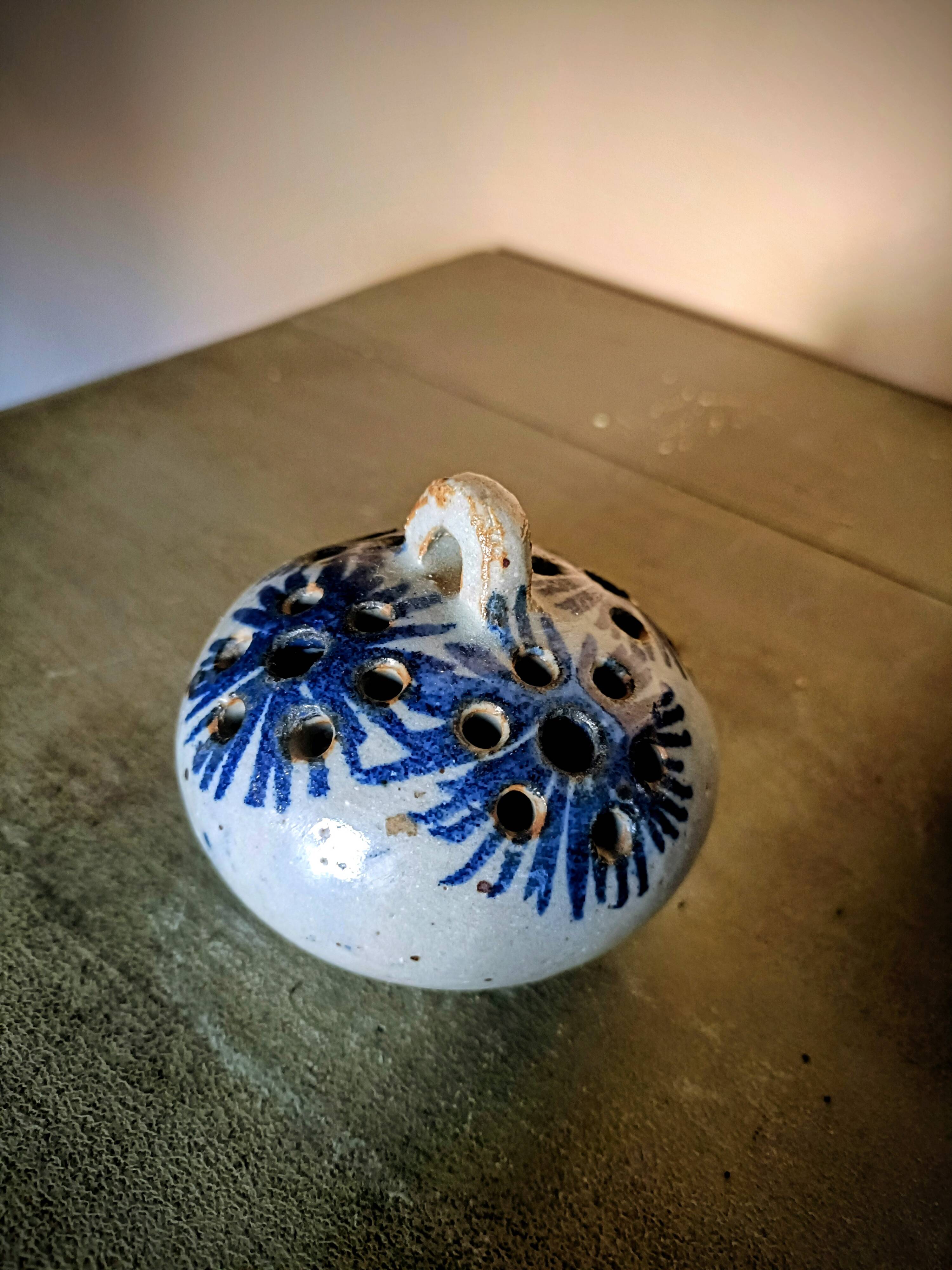 2 vases with flowers