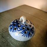 2 vases with flowers