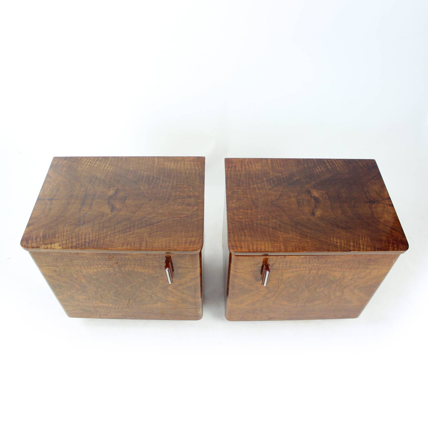 Tables de chevet cubiques du milieu du siècle en noyer, Tchécoslovaquie, années 1960, lot de 2