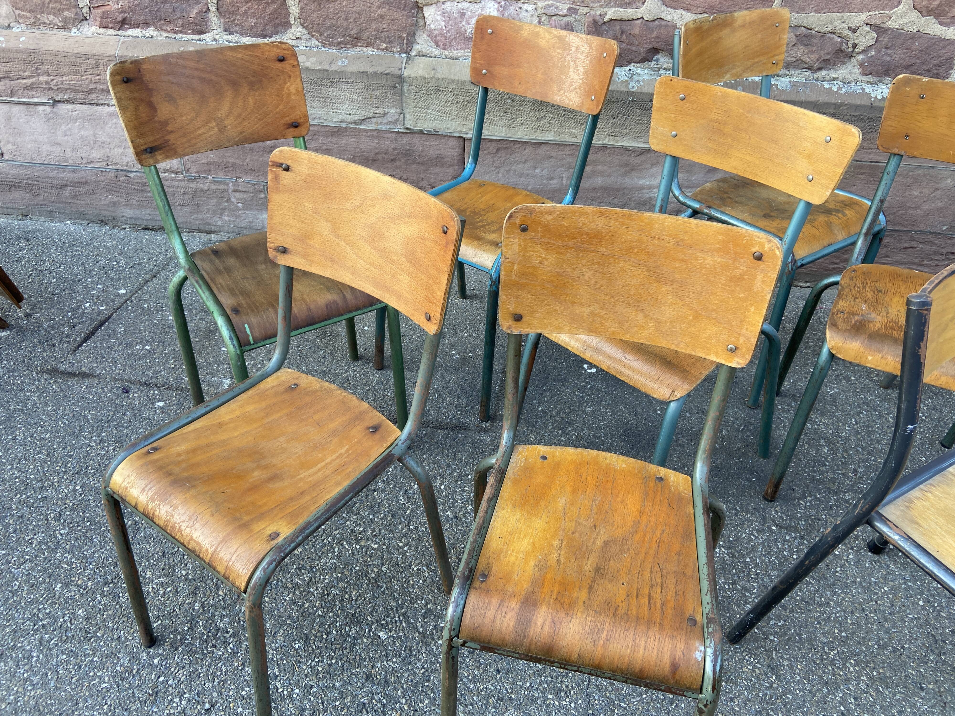 Suite de 15 chaises dépareillées industrielle école vintage