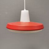 Lampe à suspension des années 70, métal laqué rouge avec plateau en plastique dur
