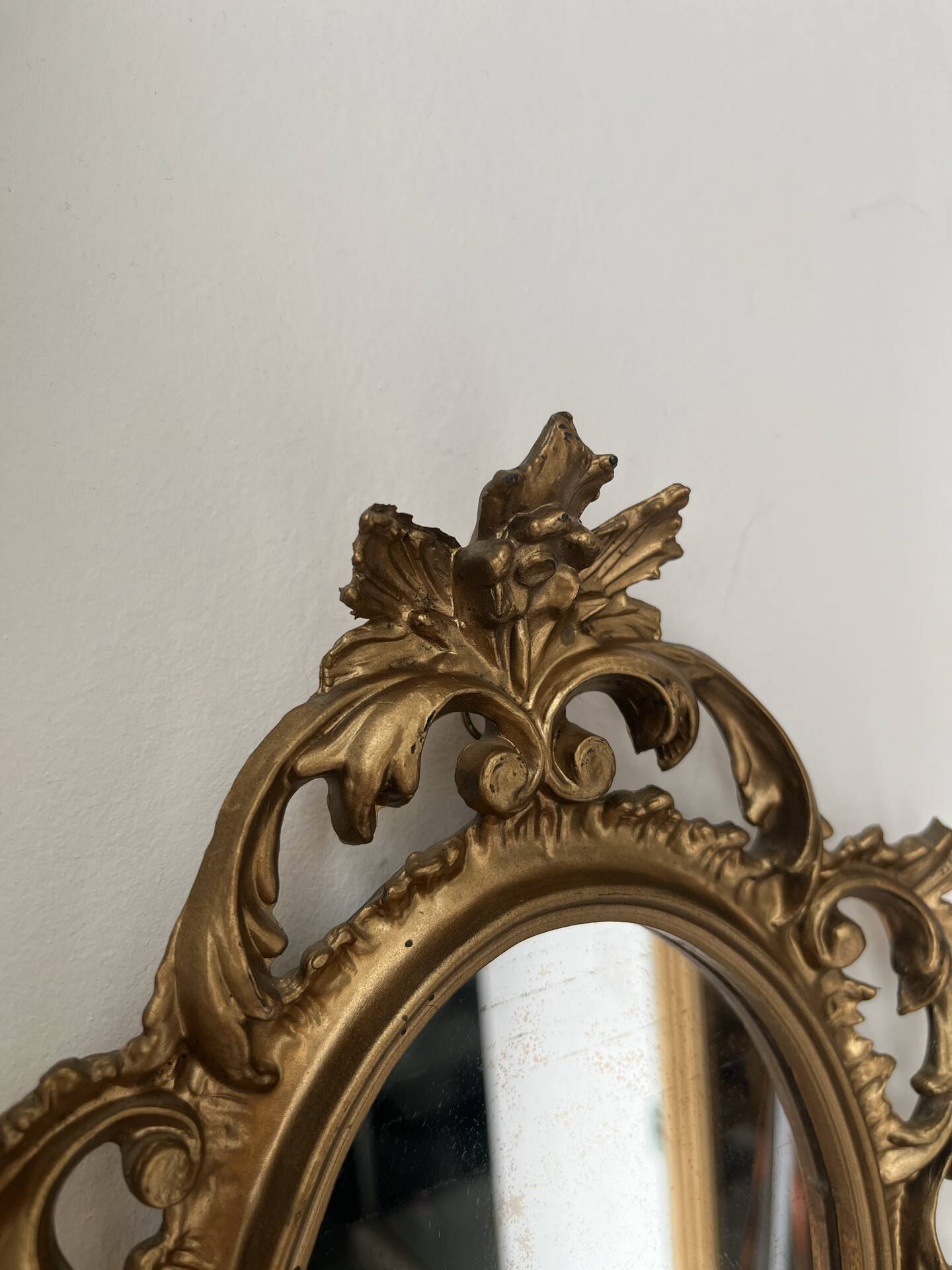 Petit miroir ovale signé Tallandier en laiton doré style Rococo – 30x2