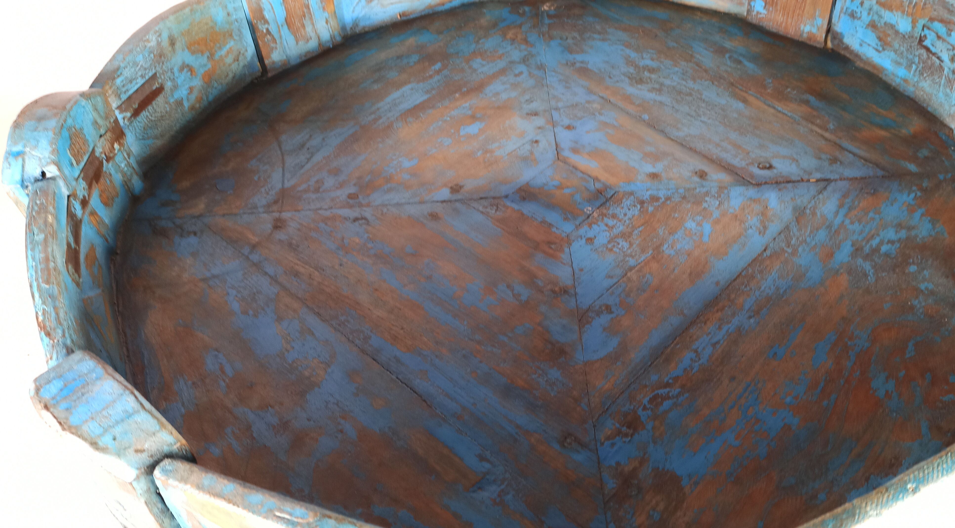 Round coffee table in old wood grinding wheel