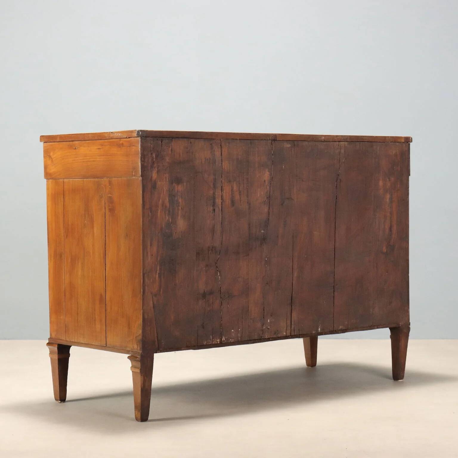 Directoire commode in walnut - Italy early 19th century
