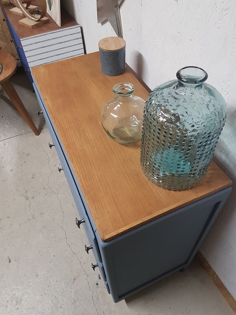Dresser vintage mustache