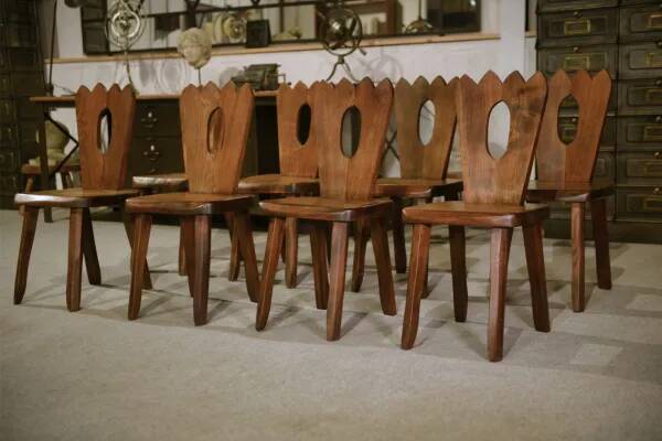 8 chaises brutalistes en orme massif par Aranjou 1950’s
