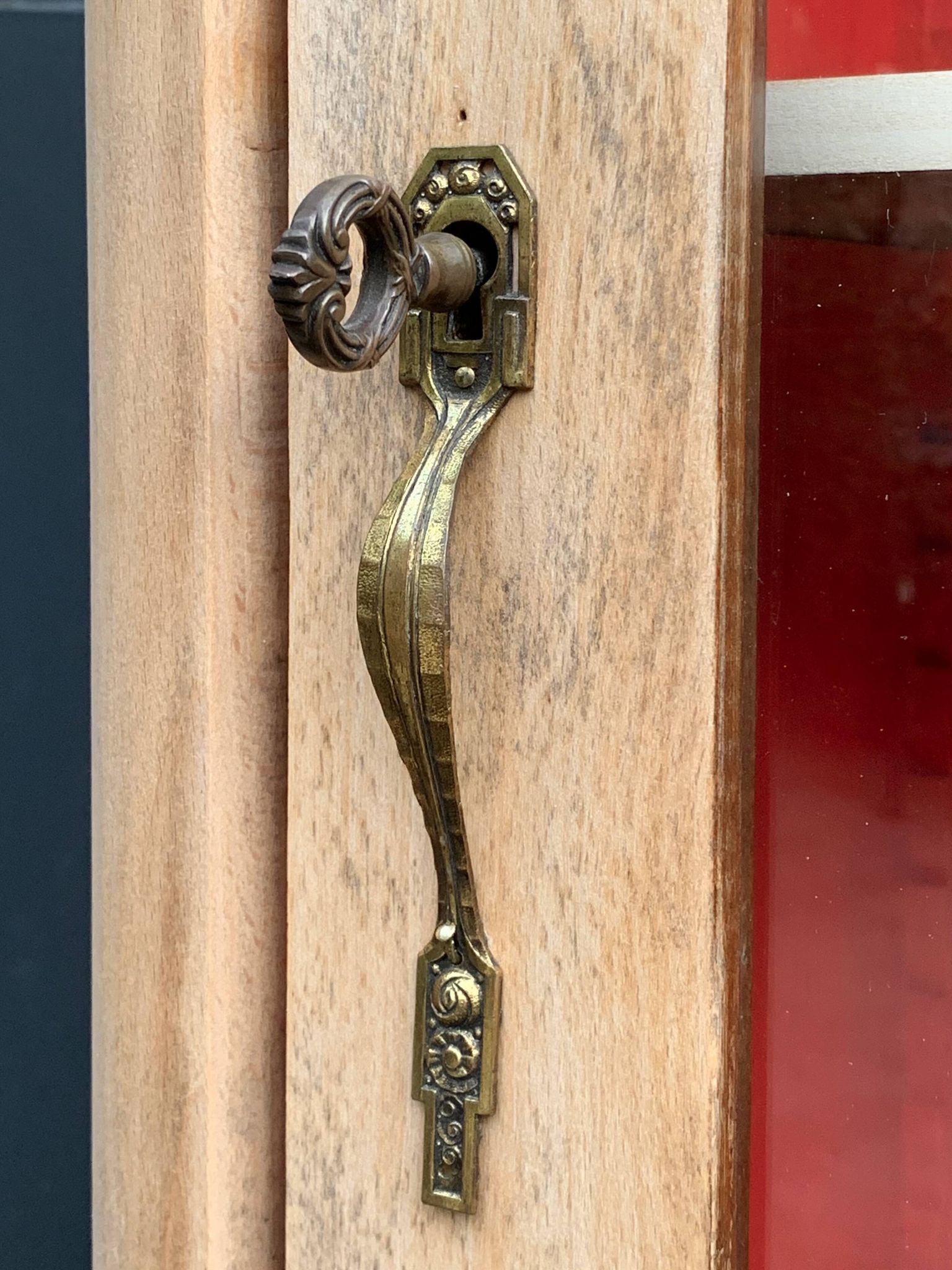 Armoire vitrée vintage bois brut 1950