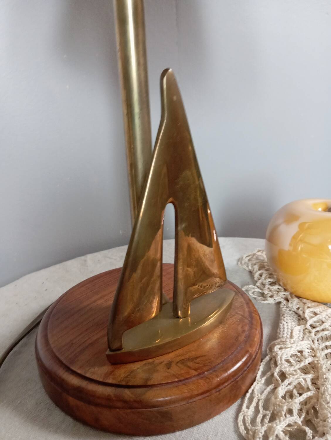 Lampe à poser marine socle bois, voilier laiton, abat jour jute