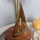 Lampe à poser marine socle bois, voilier laiton, abat jour jute