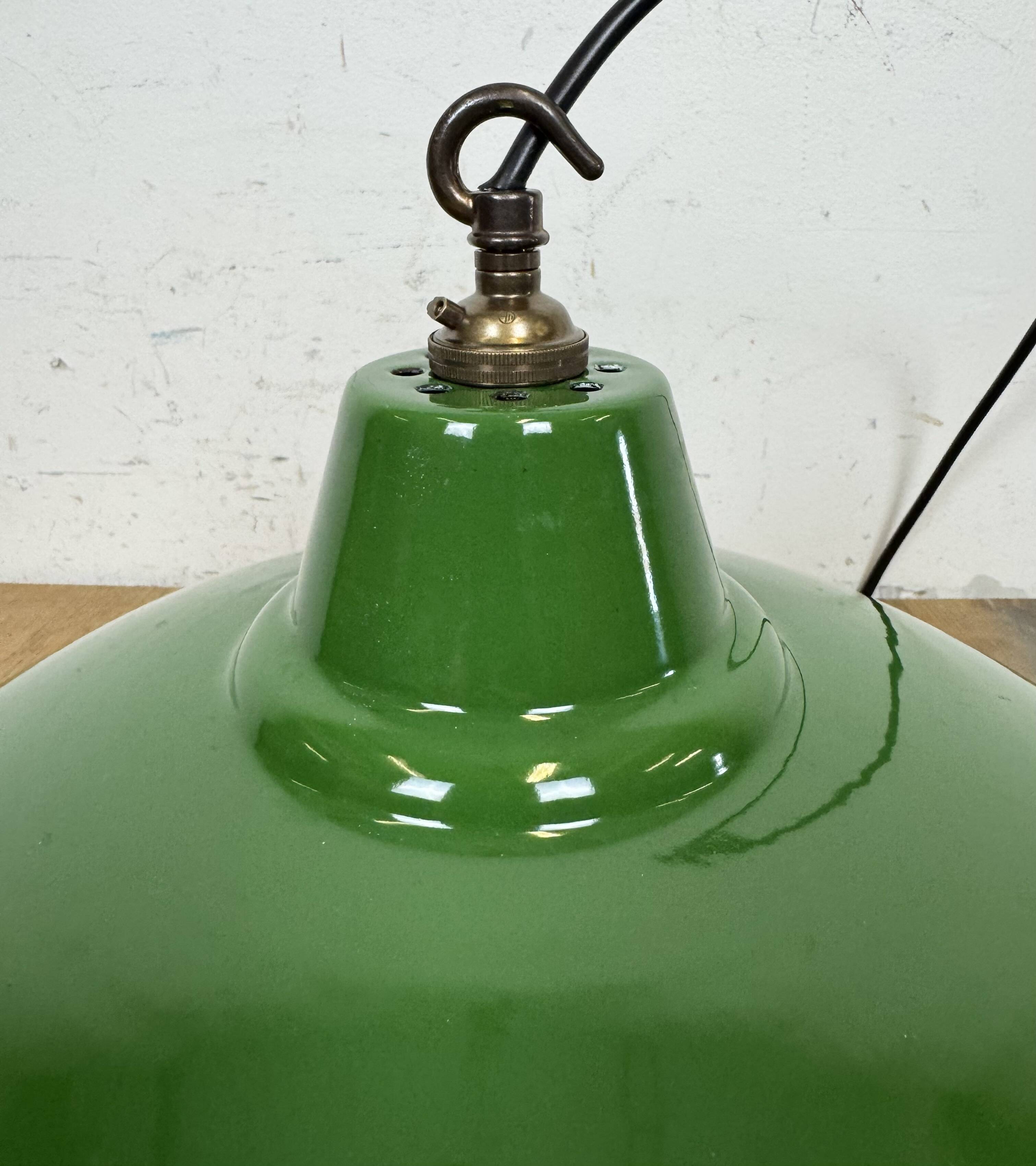 Suspension industrielle en émail vert britannique, années 1960