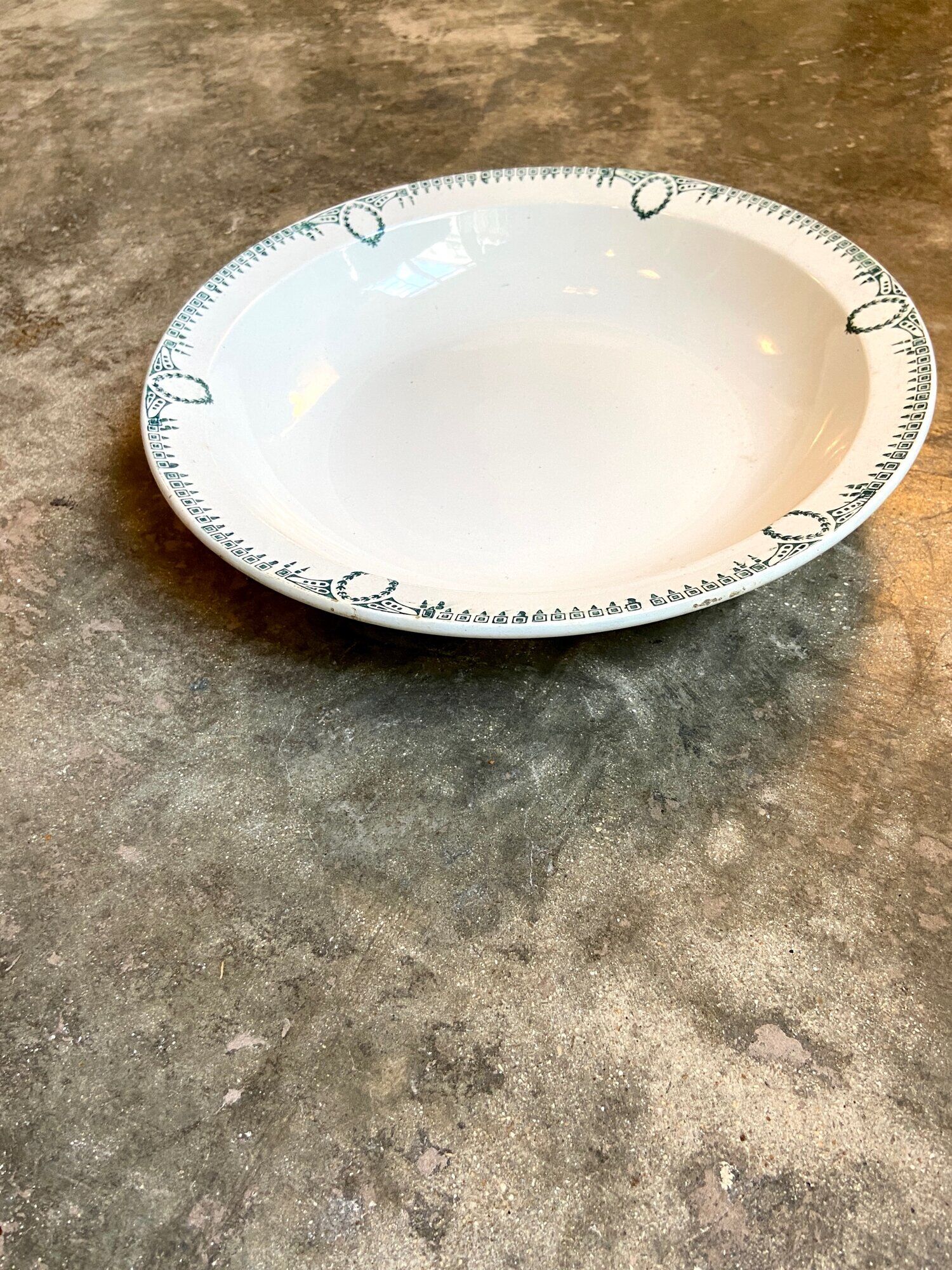 Round and hollow dish St Amand & Hamage in white and blue iron earth