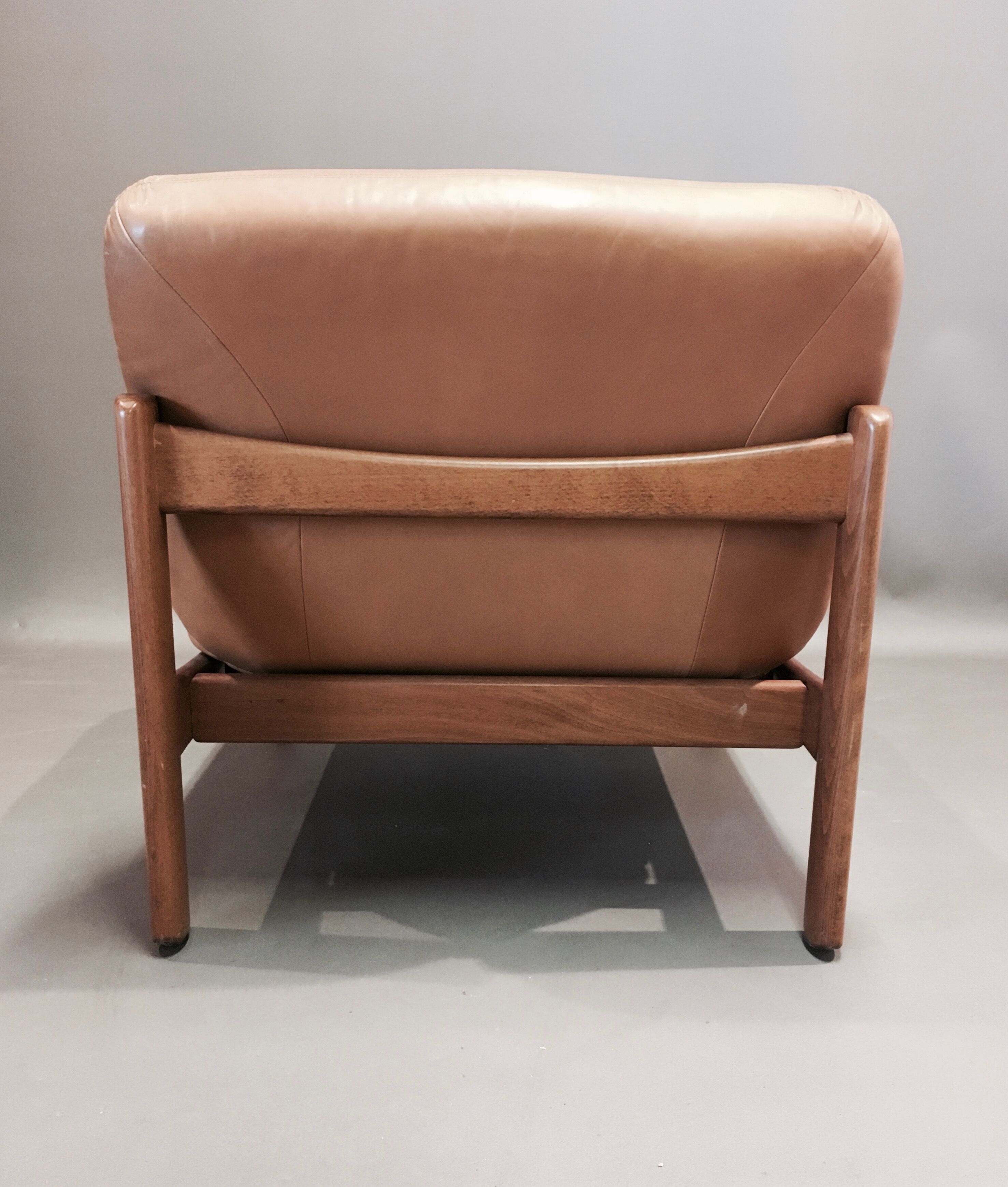 Fauteuil design scandinave teck et cuir 1960