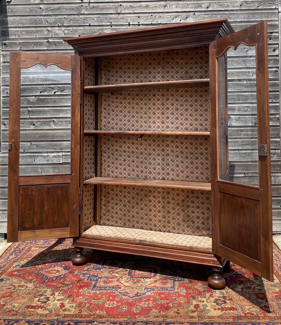 Vitrine en noyer d’époque restauration XIX eme siècle