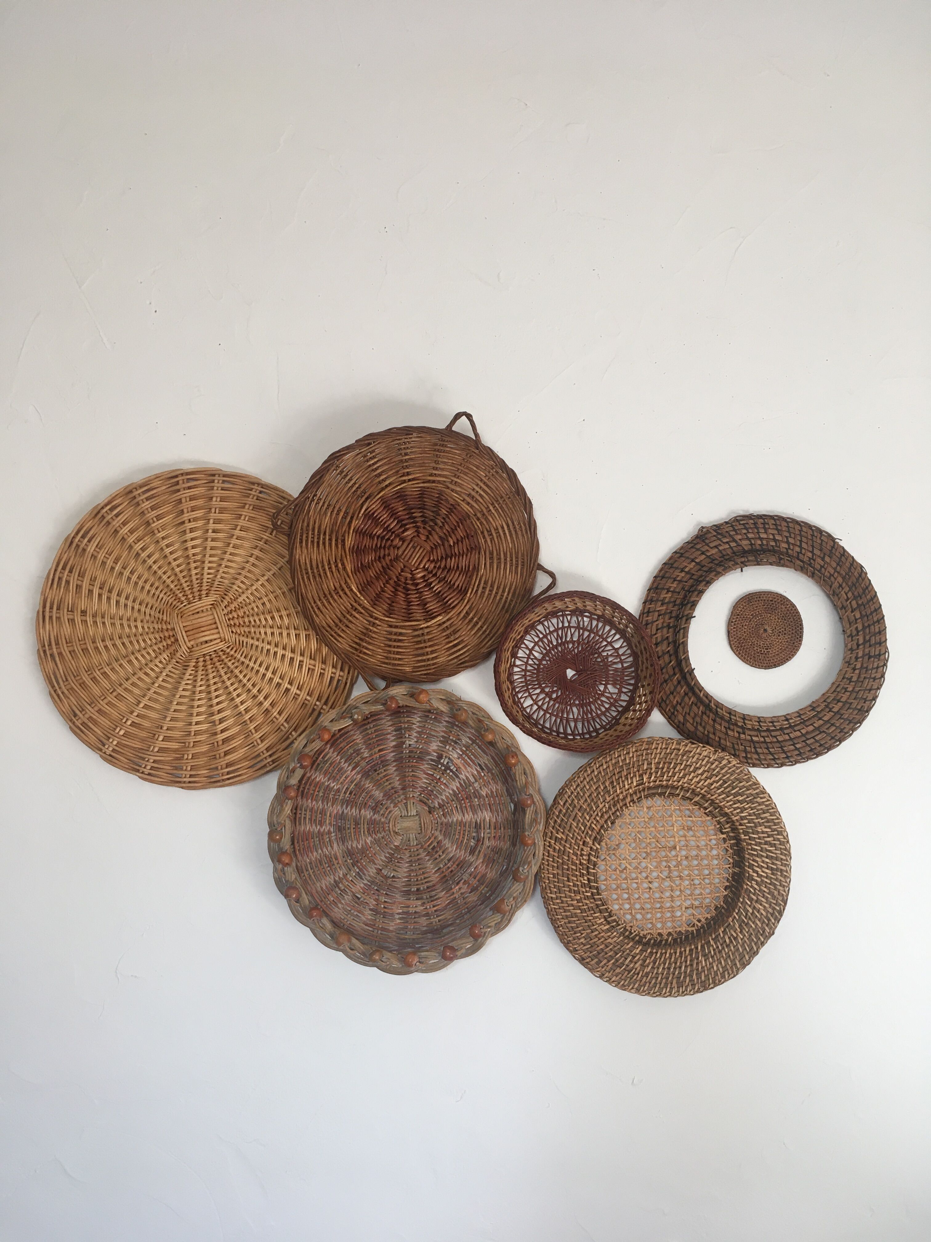 Wall composition of wicker trays