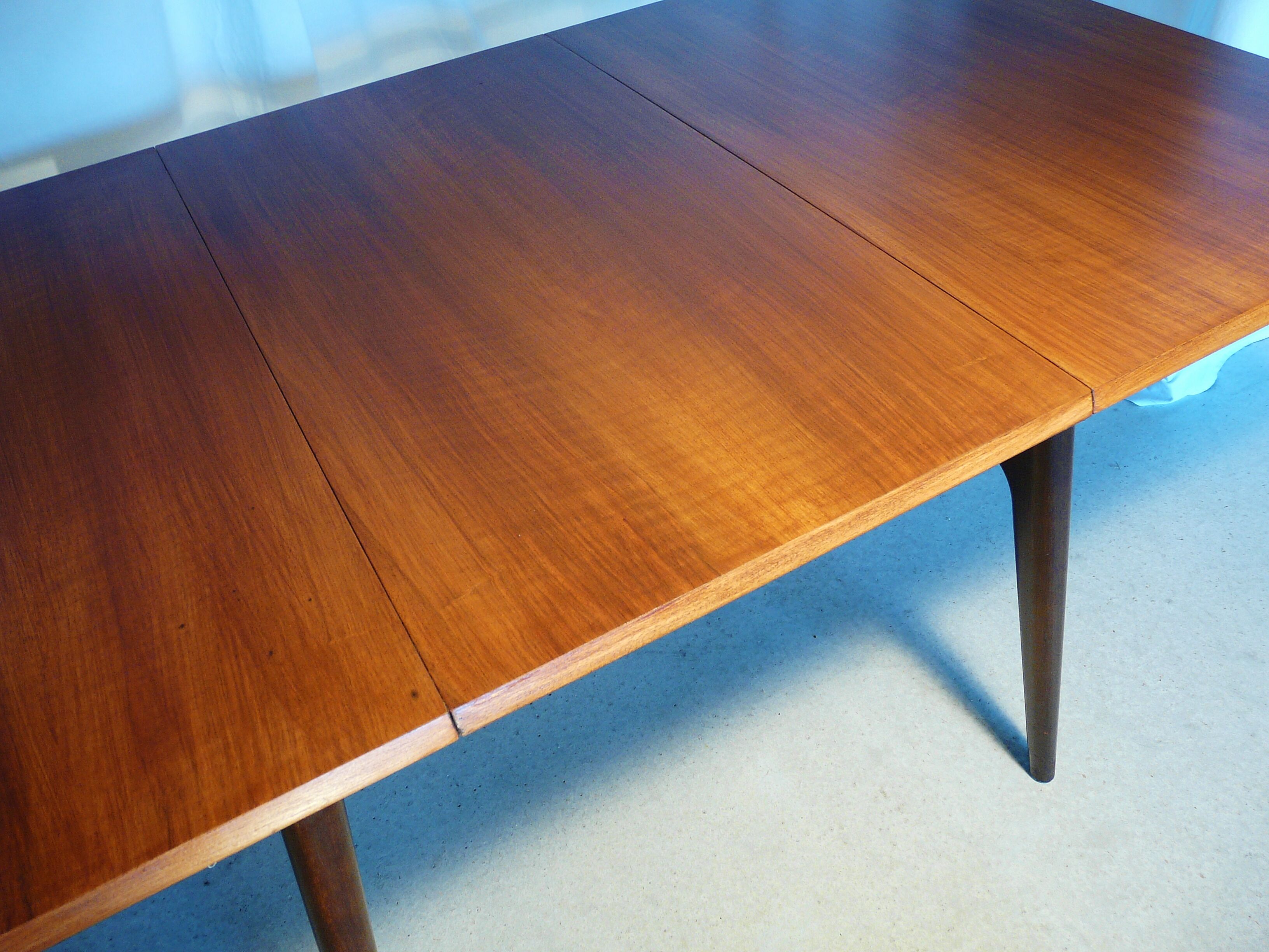 Scandinavian extendable rectangular table