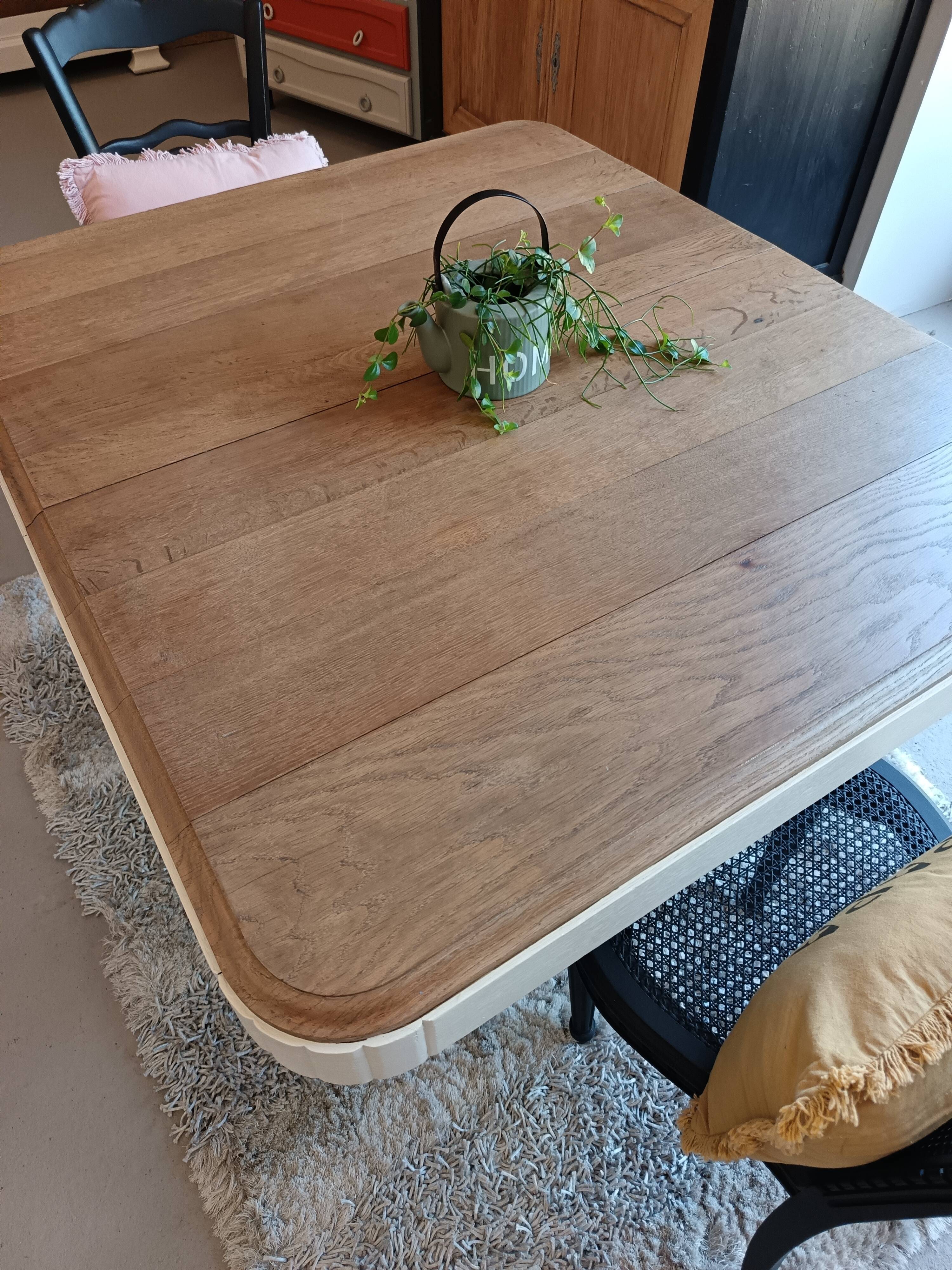 Restored oak table in natural wood and linen.