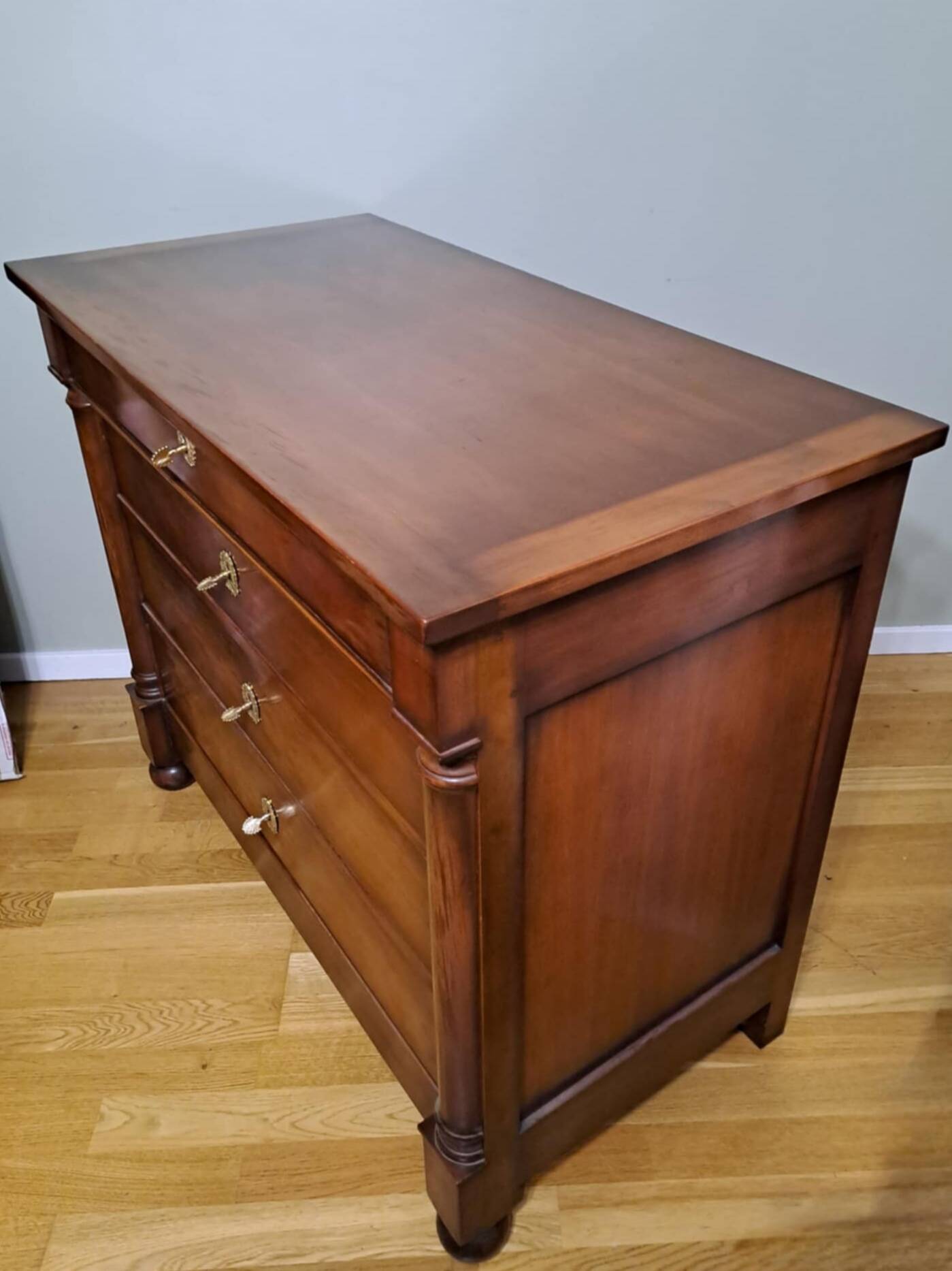Mahogany chest of drawers