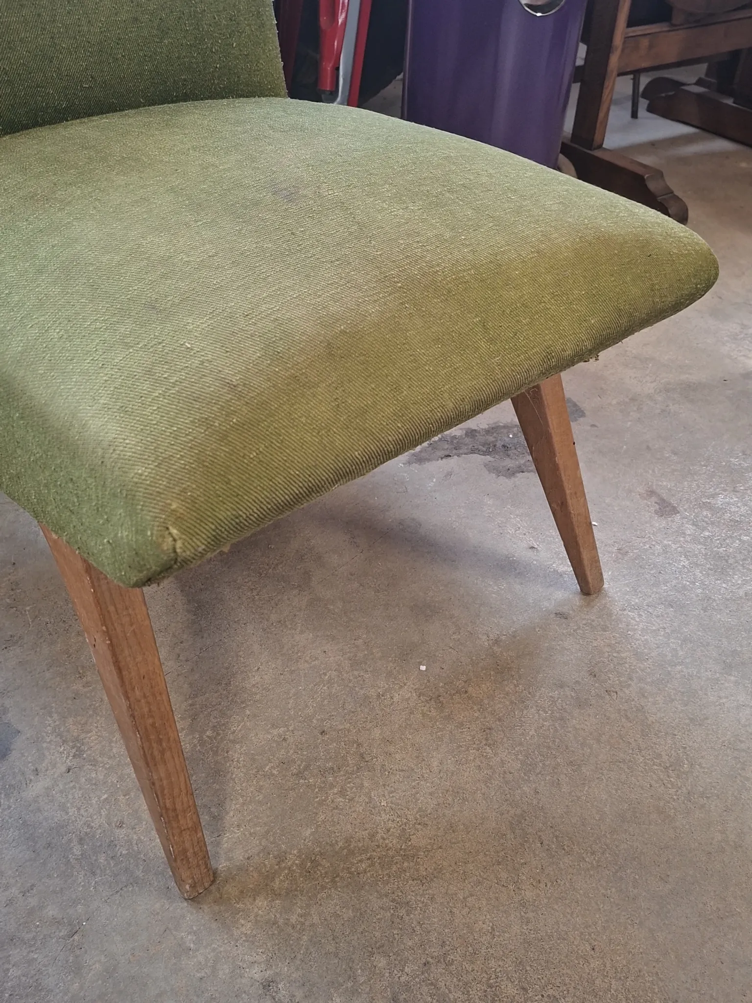 Pair of vintage armchairs with tapered legs from the 1950s.