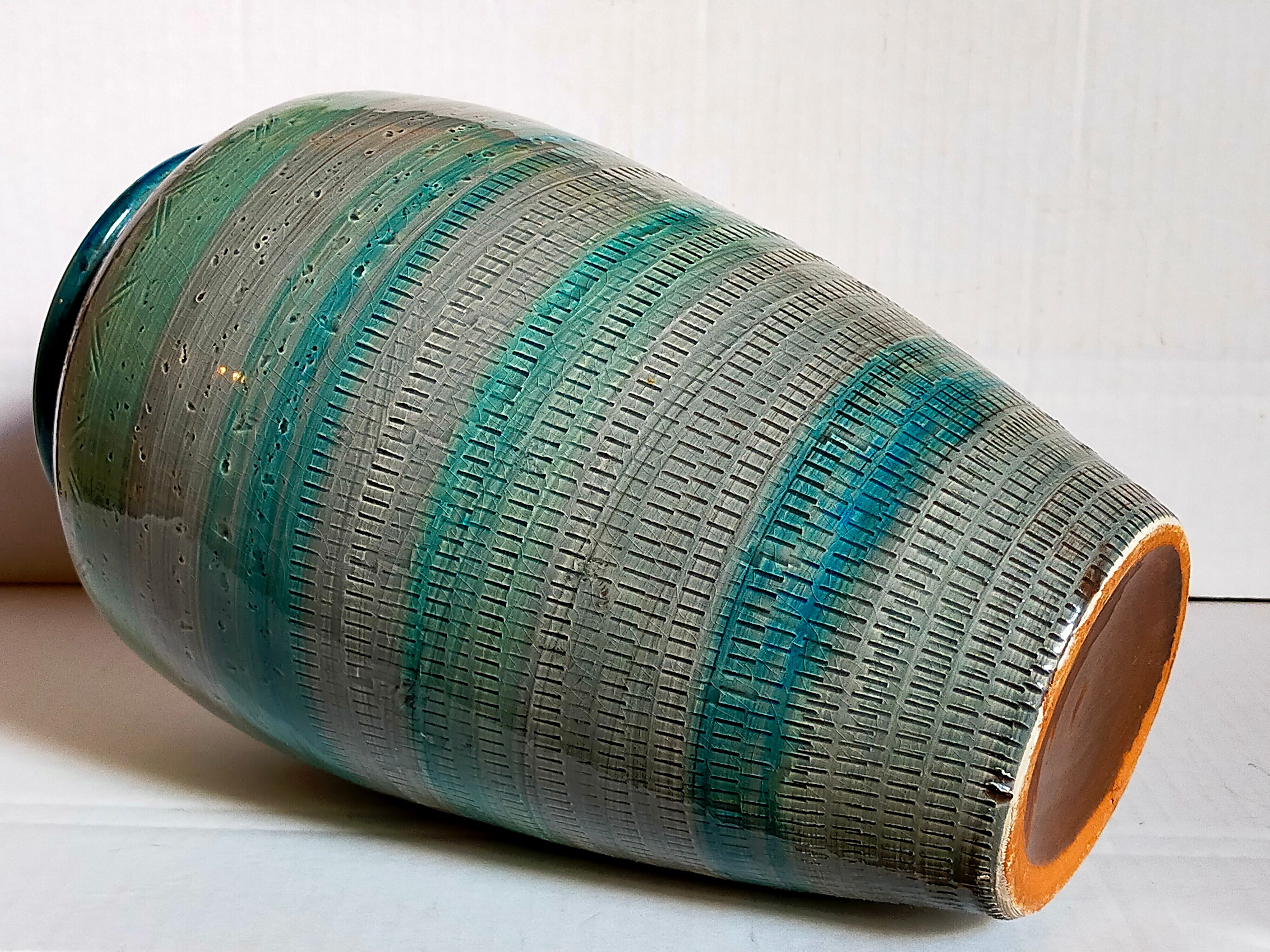 Ceramic vase scarified with gray-blue enamel