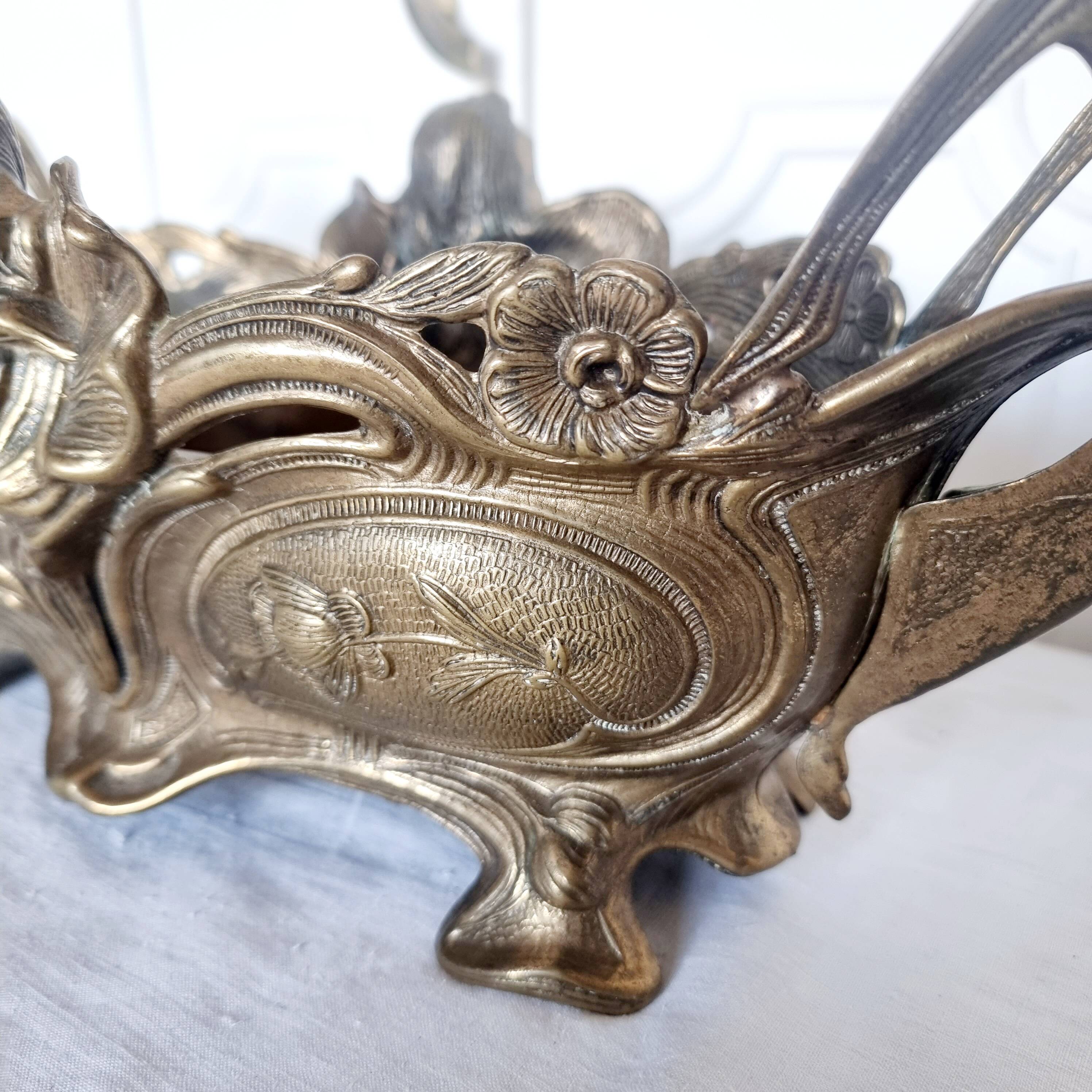 French Art Nouveau bronze planter decorated with a female mermaid