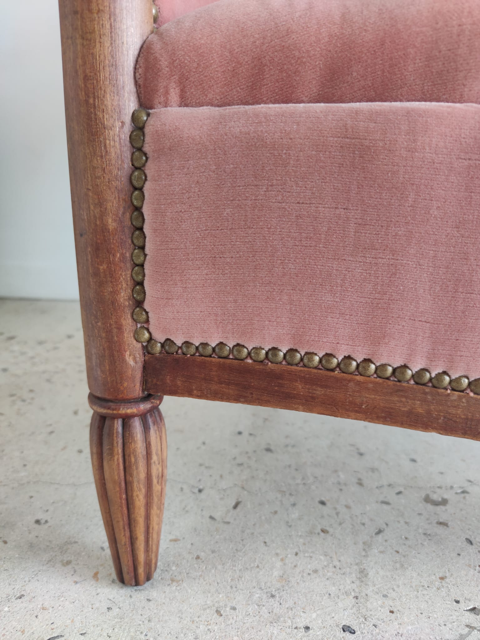Armchair art deco pink velvet trim