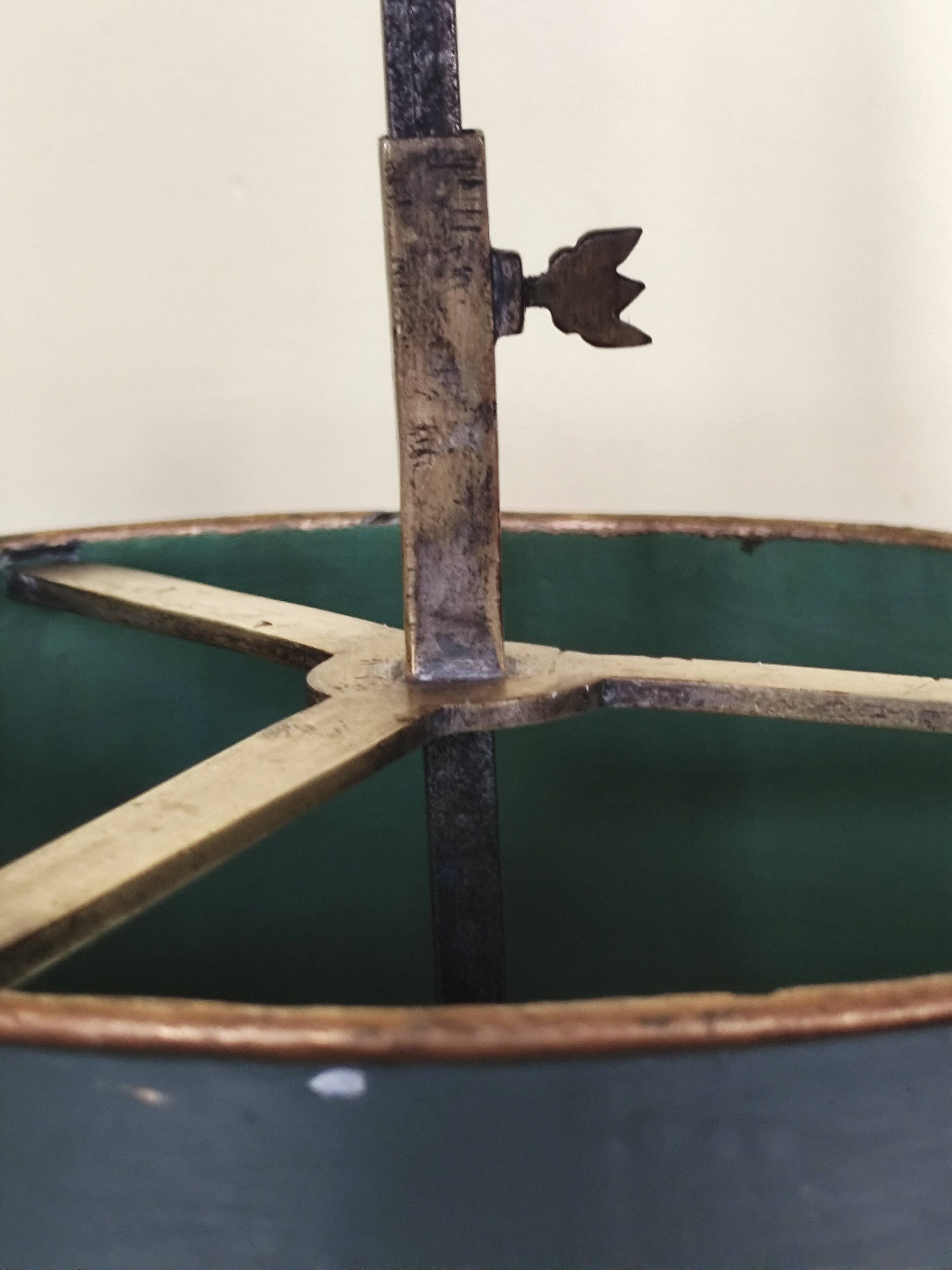 Three-light bouillotte lamp in gold metal, desk lamp.