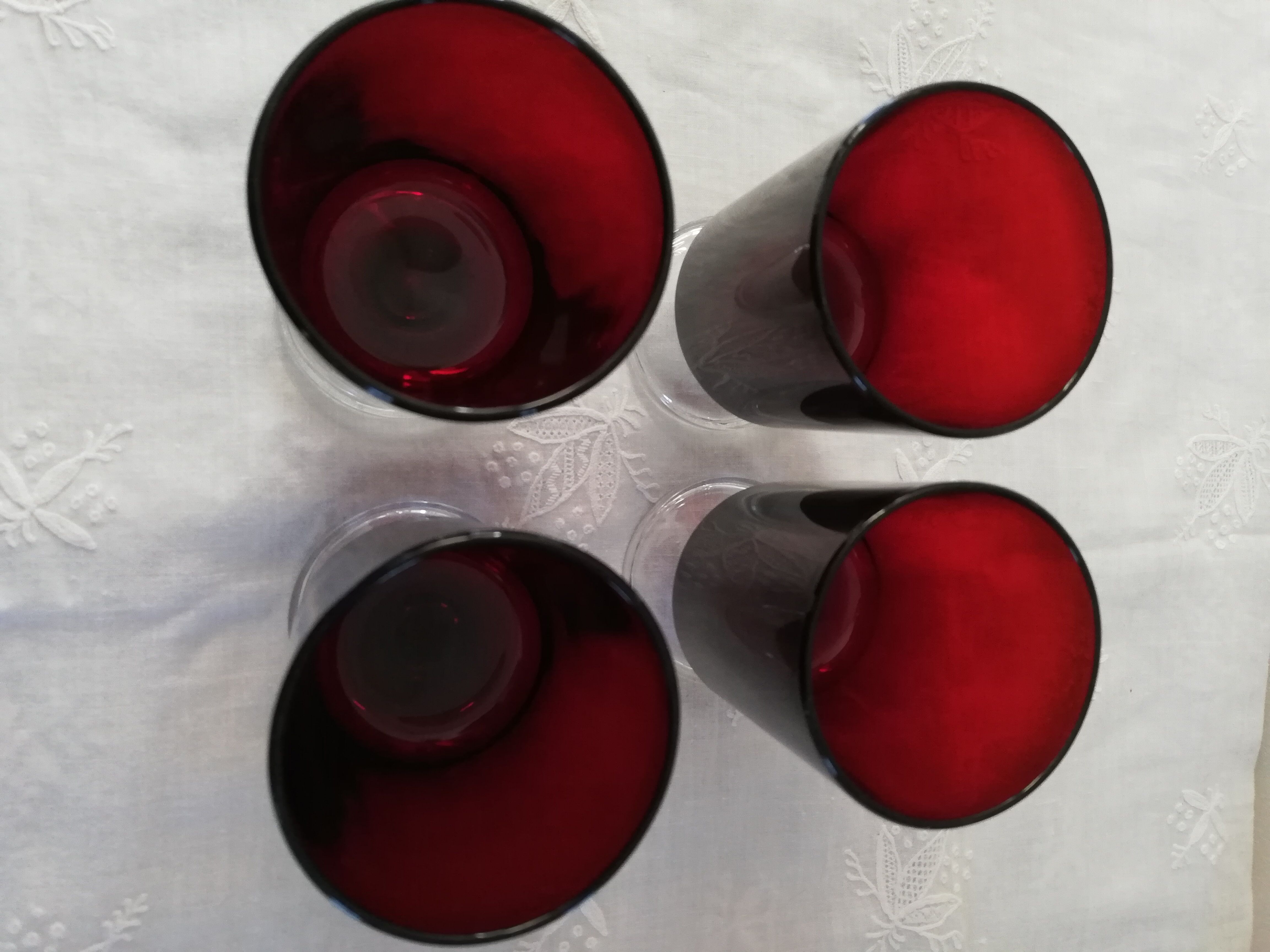 Set of 4 red-coloured wine glasses