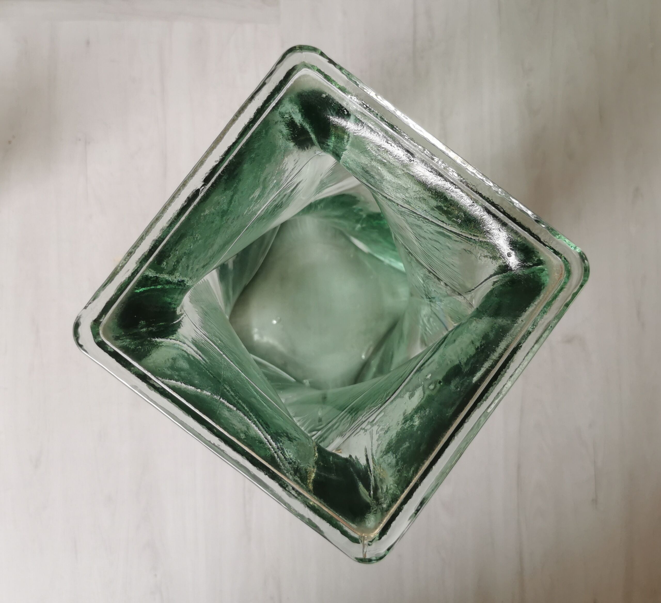 Vase design verre torsadé