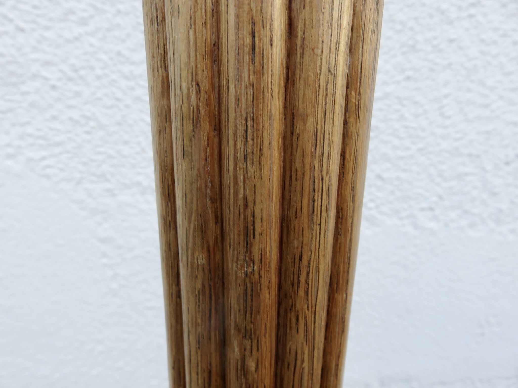 Lampadaire Art Deco fuselé en chêne massif années 30 40
