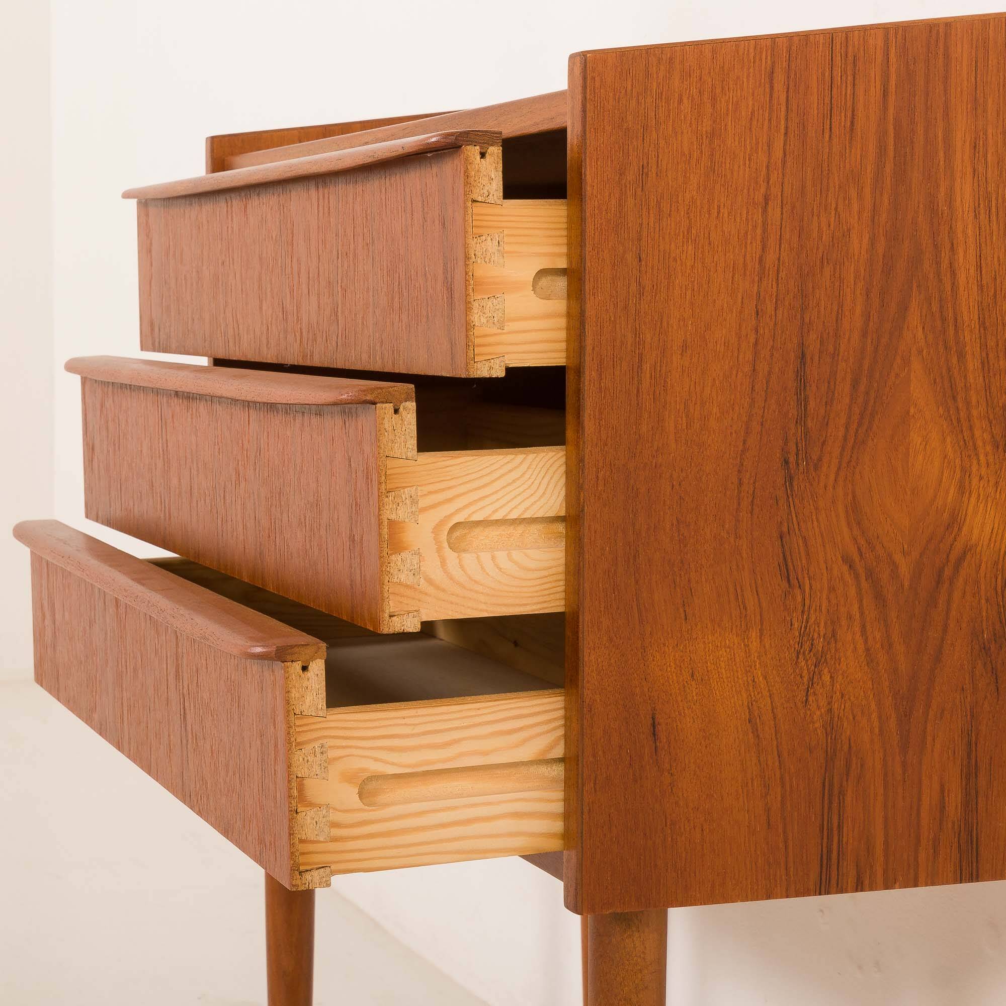 Commode danoise en teck, années 1960