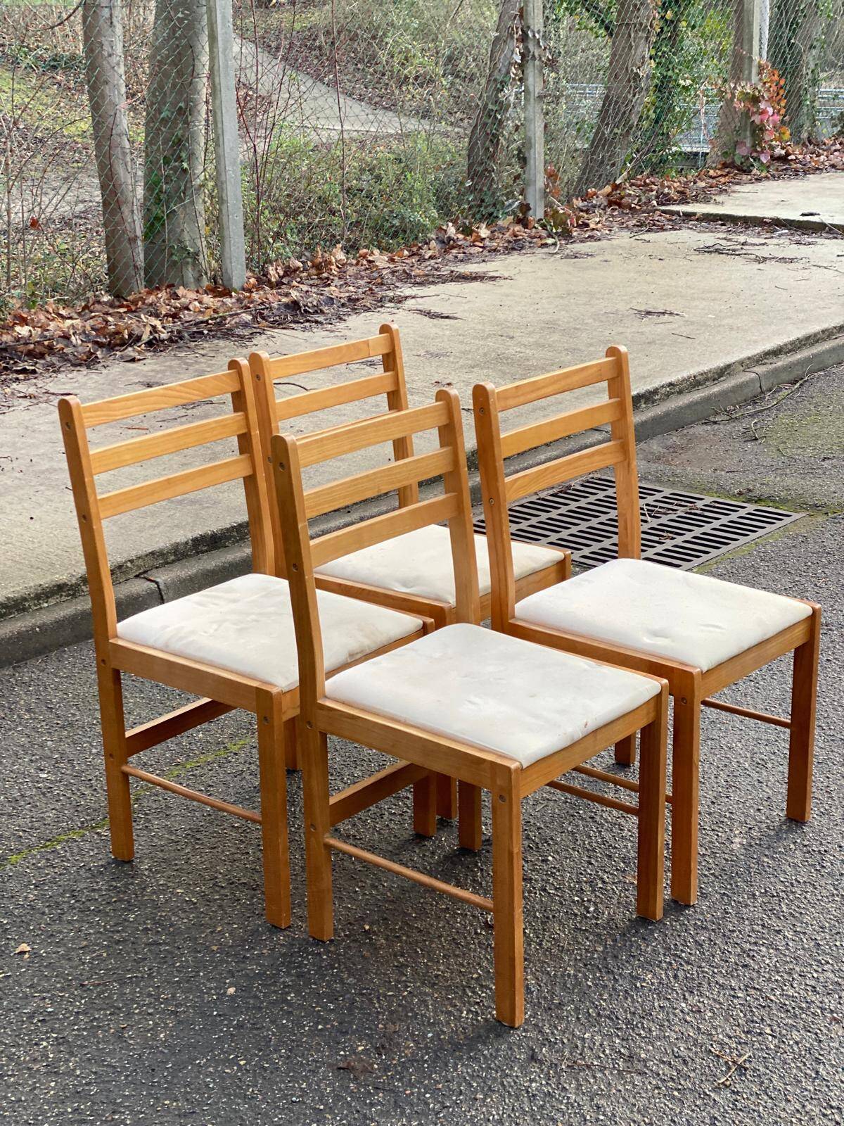 4 Scandinavian dining chairs in solid wood and fabric from the 1980s.
