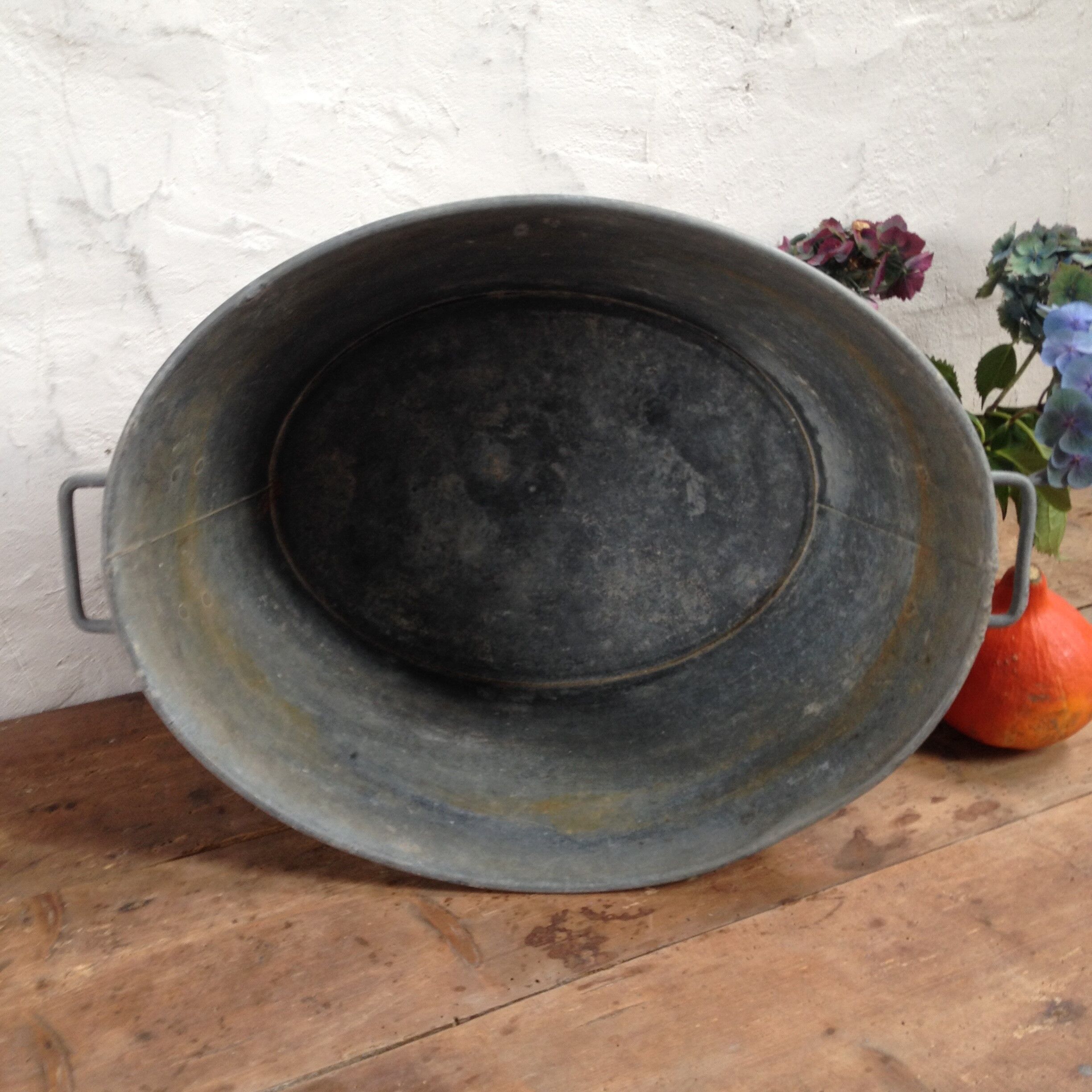 Oval zinc basin