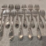 12 silver-plated oyster forks with rocaille ribbon decoration, 13.7 cm
