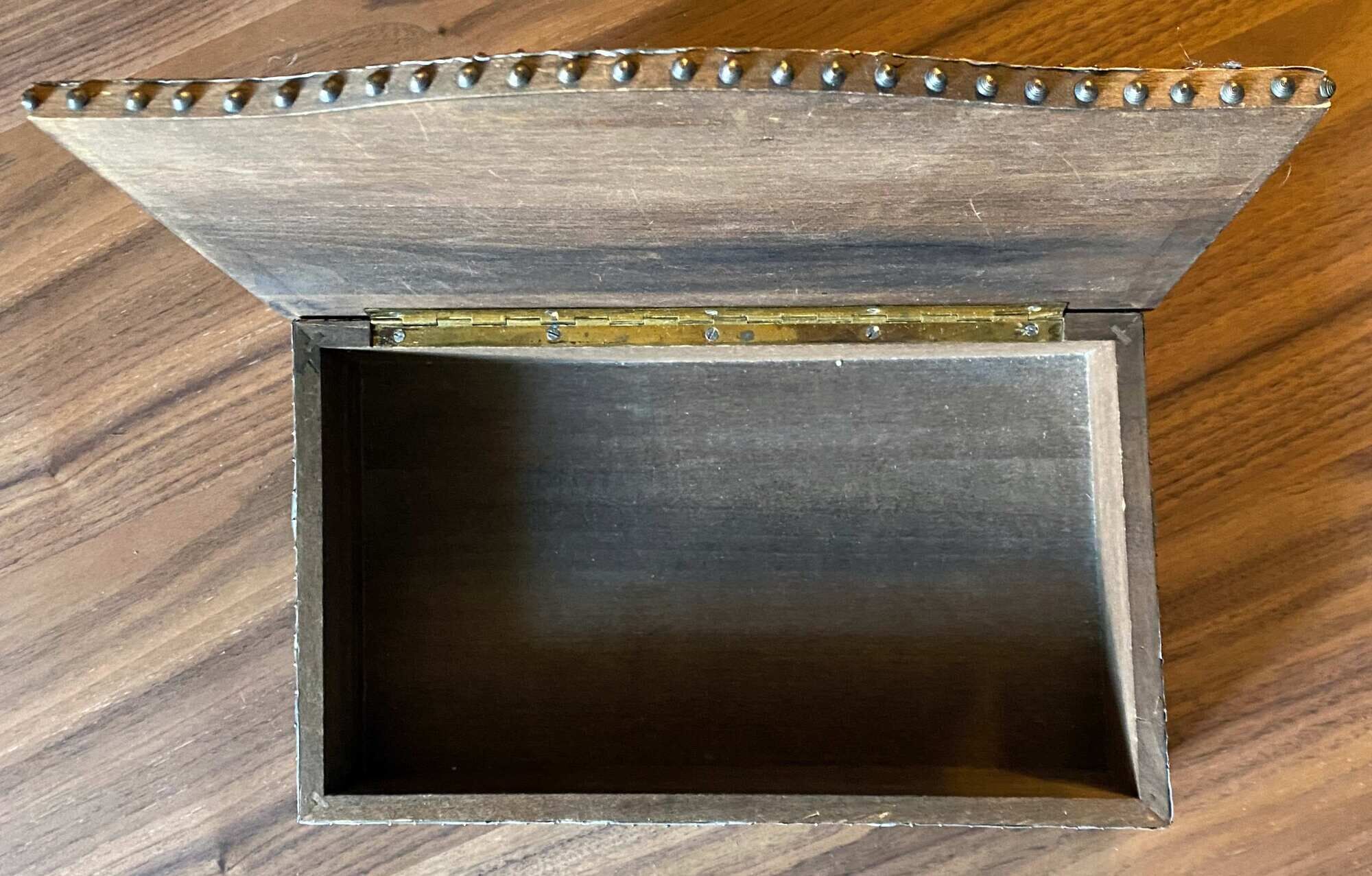 Art Deco box box (circa 1930) in zinc repoussé with Floral motifs