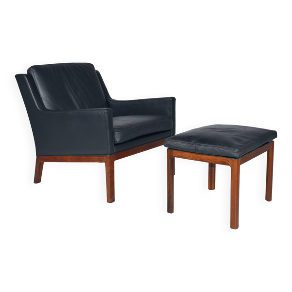 Fauteuil en cuir et repose-pieds par Kai Lyngfeldt-Larsen. Danemark années 1960. — Beyit