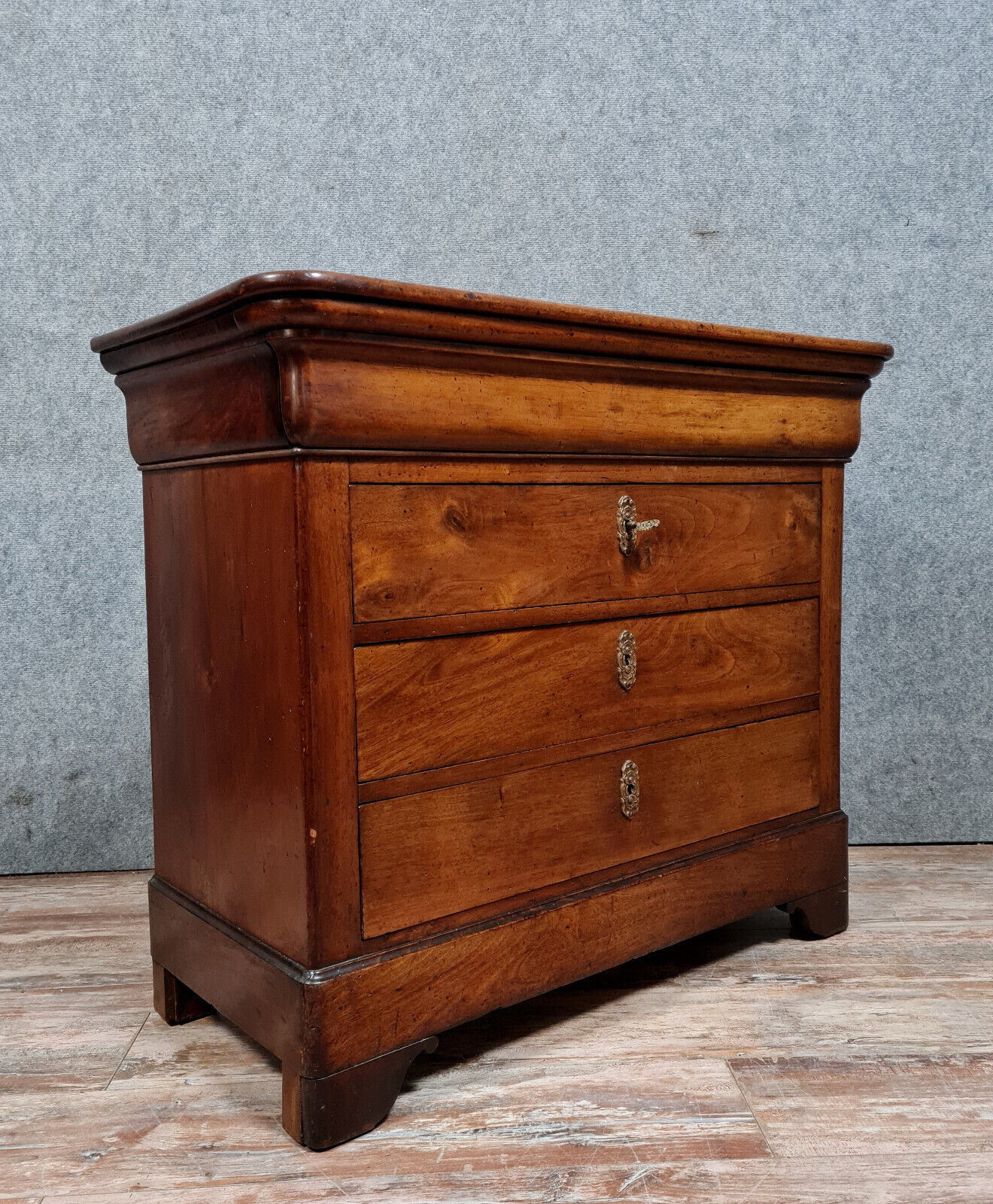 Lady chest of drawers Louis Philippe period in solid walnut around 1830