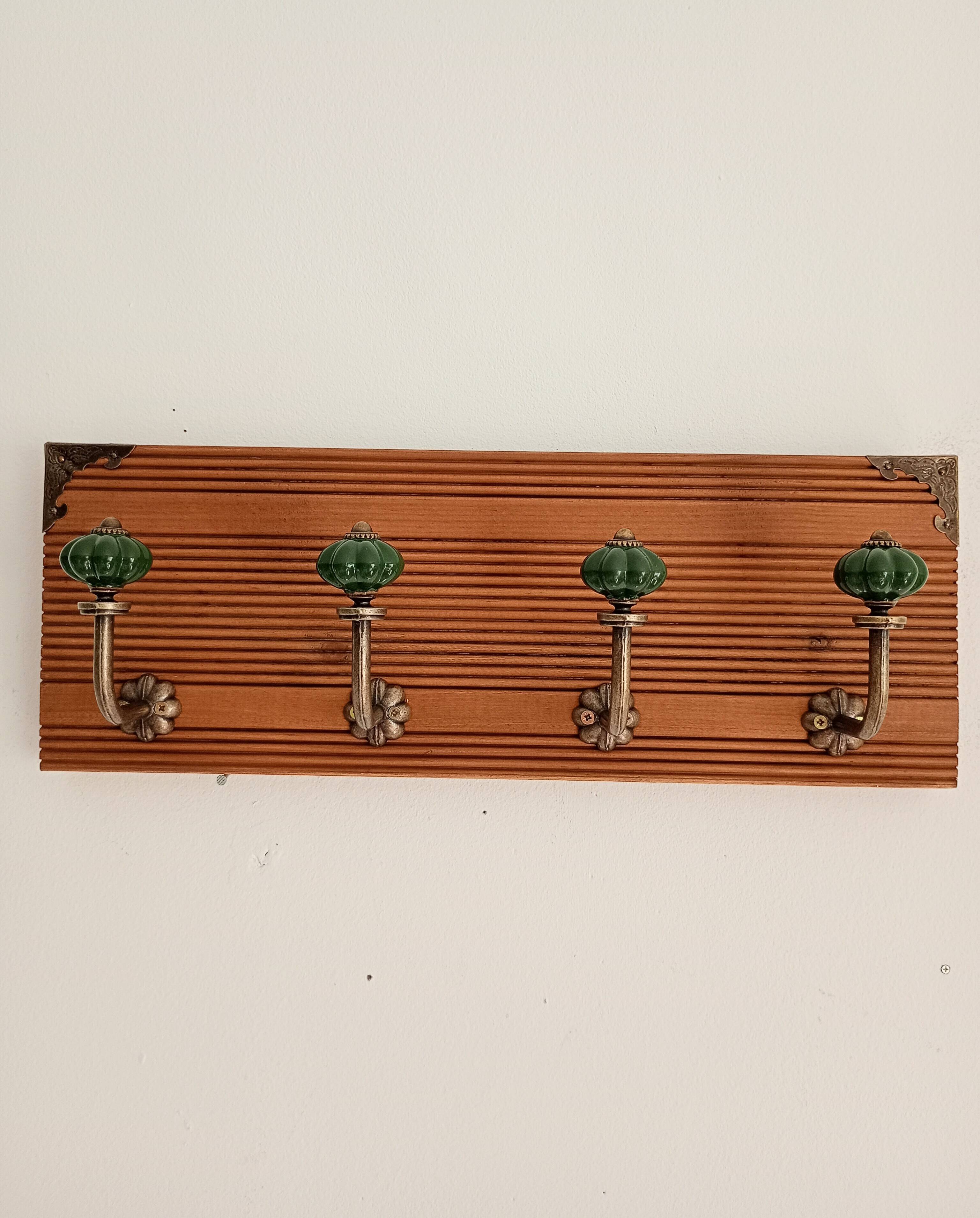 Wall-mounted coat rack in grooved wood – 4 hooks in metal and green ceramic