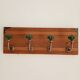 Wall-mounted coat rack in grooved wood – 4 hooks in metal and green ceramic