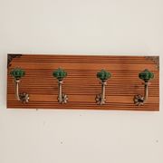 Wall-mounted coat rack in grooved wood – 4 hooks in metal and green ceramic