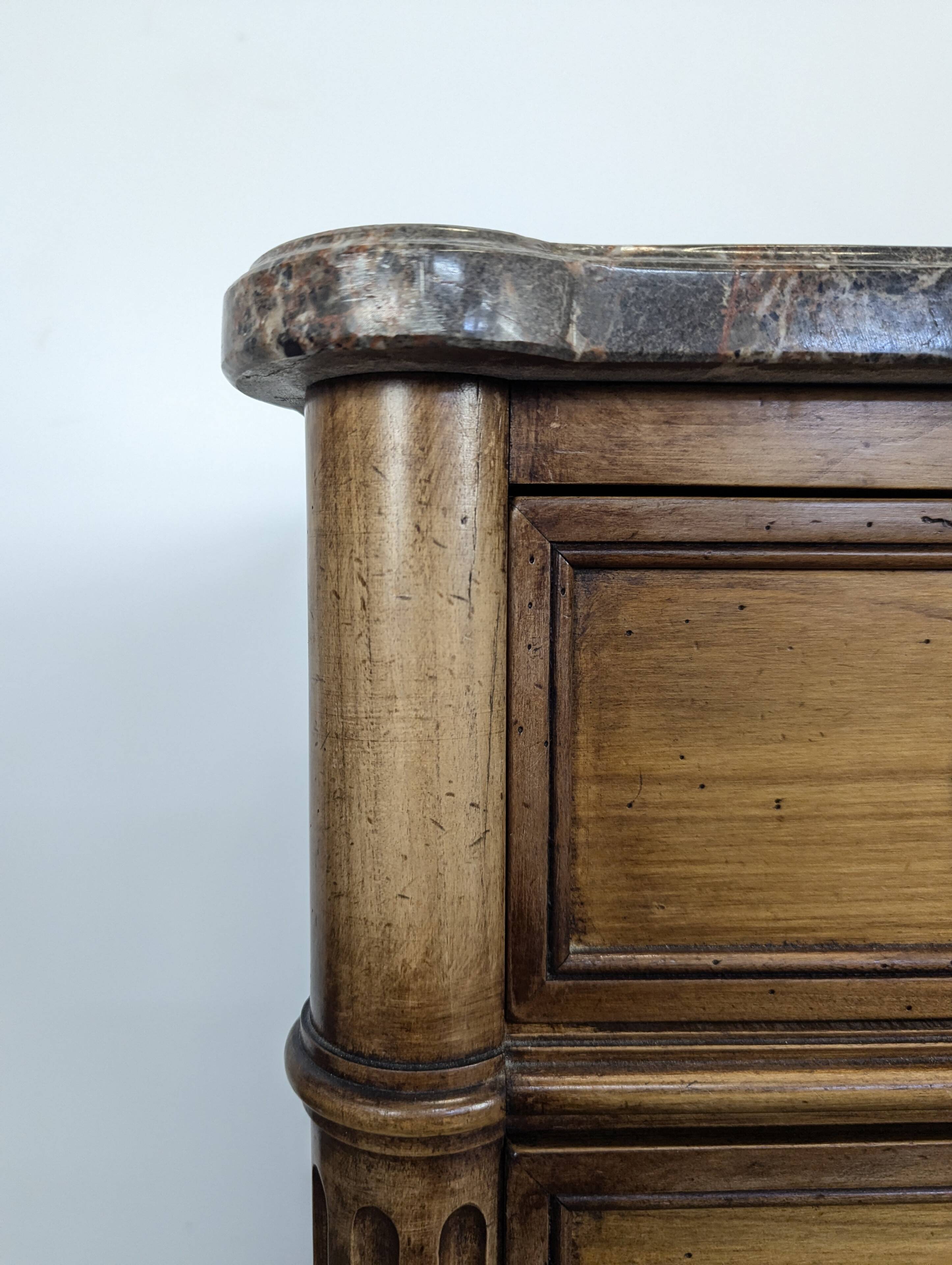 Commode de style Louis XVI en merisier marbre des pyrénées