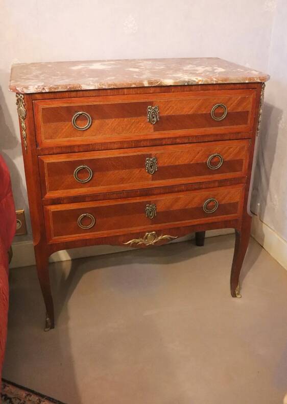 Commode sauteuse en bois de plaquage