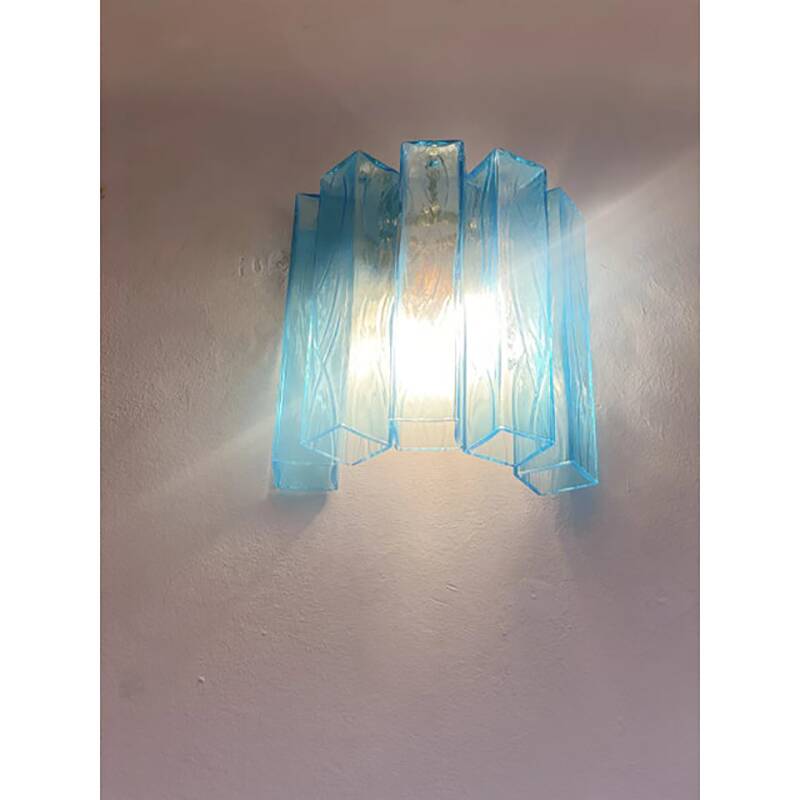 Impressionnante applique contemporaine composée d'éléments « carrés » en verre de Murano bleu clair.  Luxe moderne