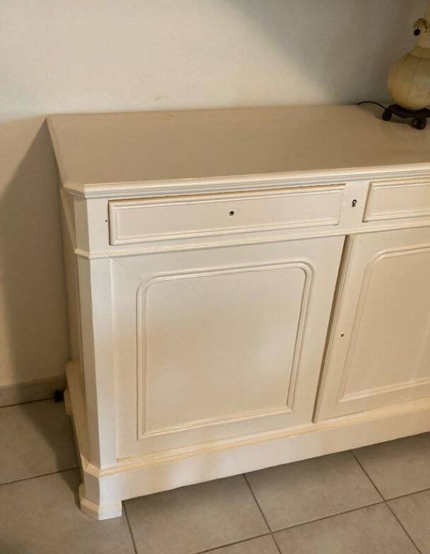 Buffet bas en bois massif relooké blanc cassé – Style Louis-Philippe